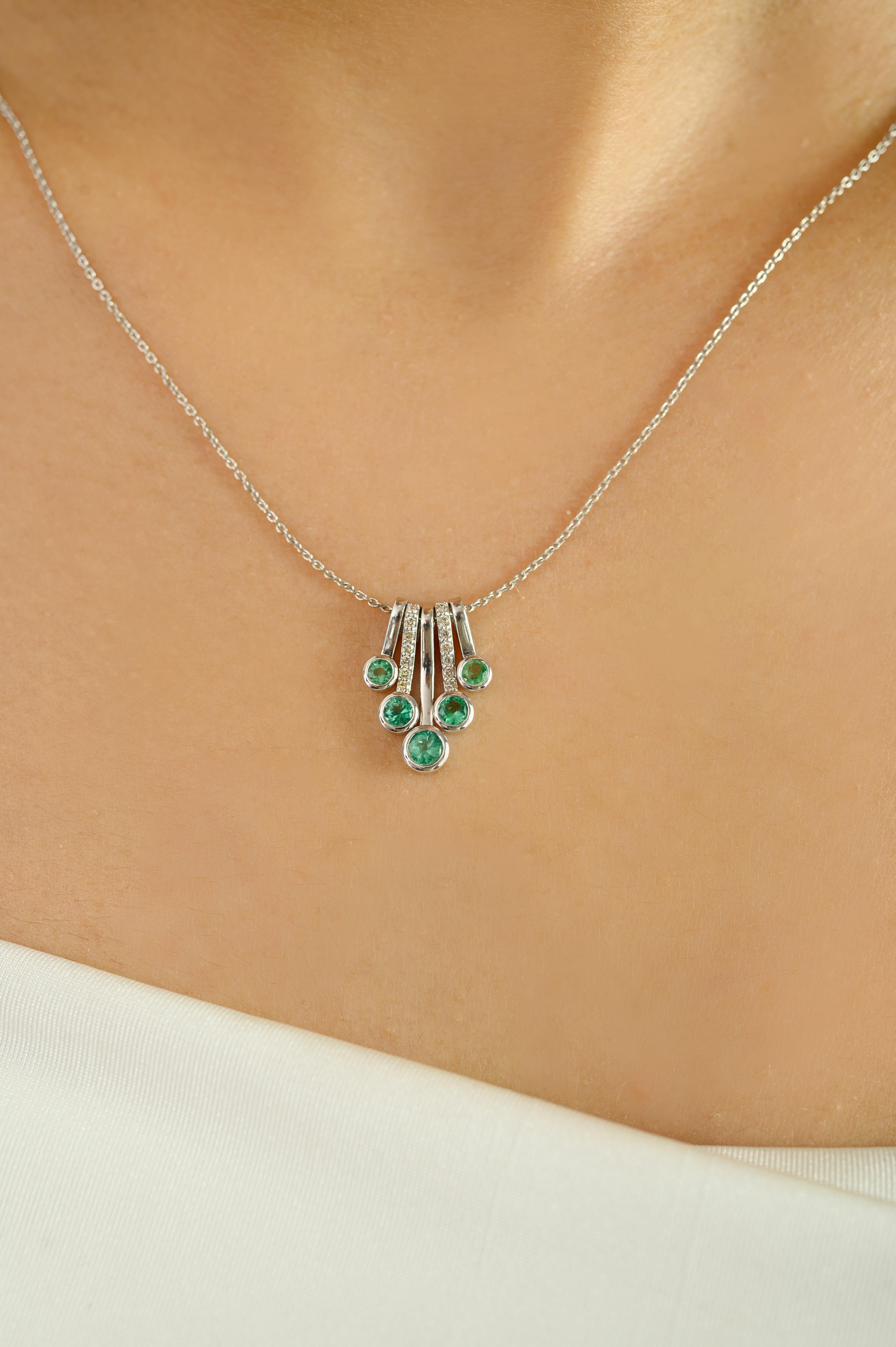 Taglio rotondo Collana con ciondolo con smeraldo e diamante dal design contemporaneo in oro bianco 18 carati in vendita