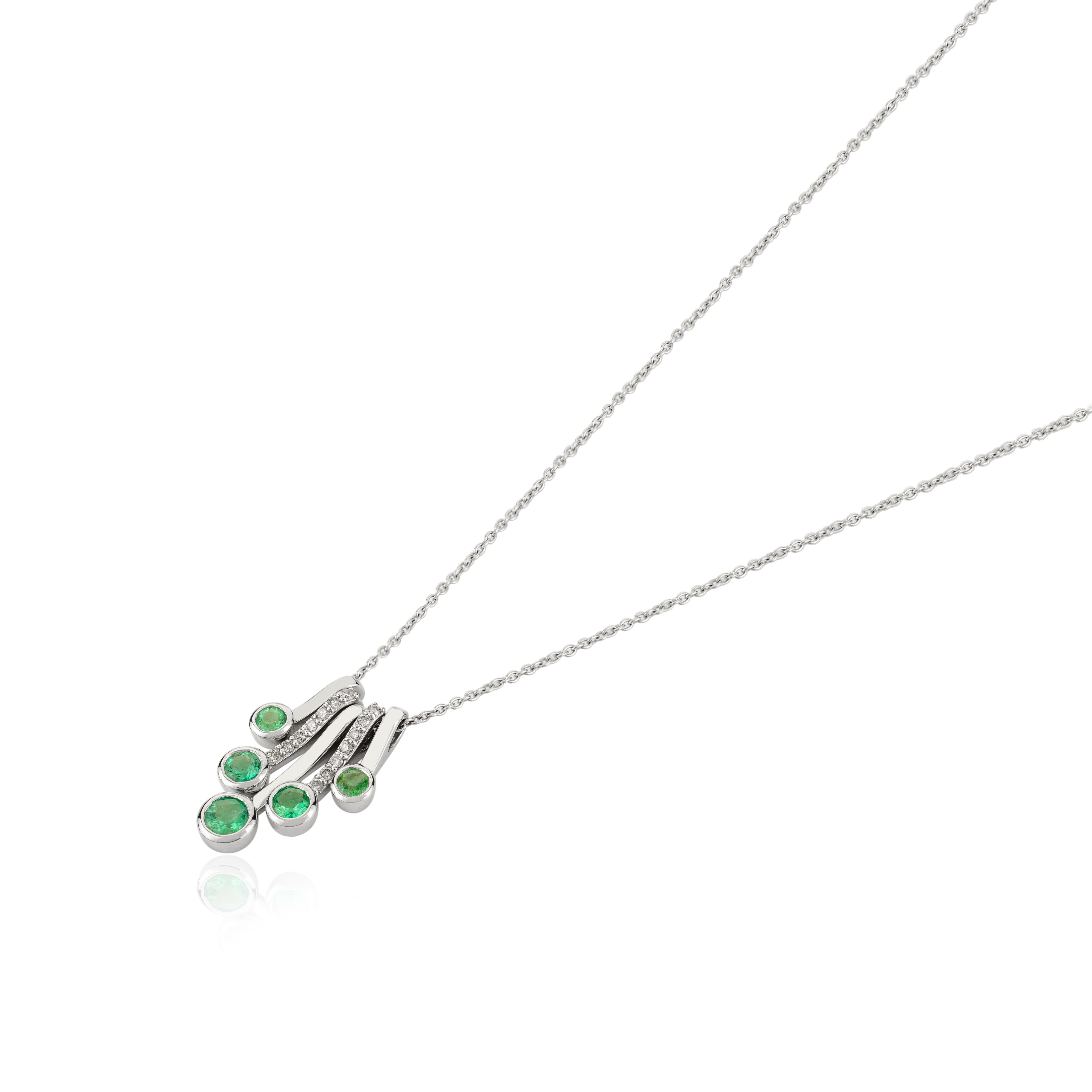 Collana con ciondolo con smeraldo e diamante dal design contemporaneo in oro bianco 18 carati In condizioni Nuovo in vendita a New York, NY