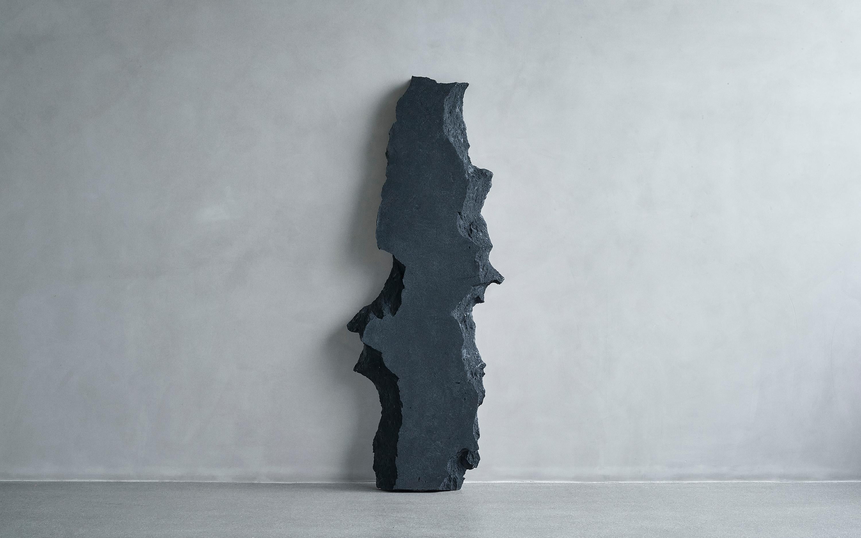 Unique en son genre, de conception contemporaine, cette sculpture murale sur pied incarne la surface de la pierre de lave et des rochers.
Réalisé par le duo d'artistes et de designers Andredottir & Bobek

Dans cette collection, ils ont imité le