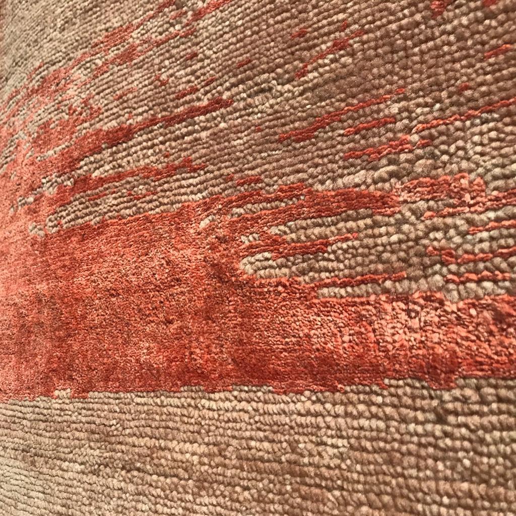 Handgeknüpfter Teppich aus burgunderroter, pfirsichfarbener und korallenfarbener Wolle im zeitgenössischen Design (Moderne) im Angebot