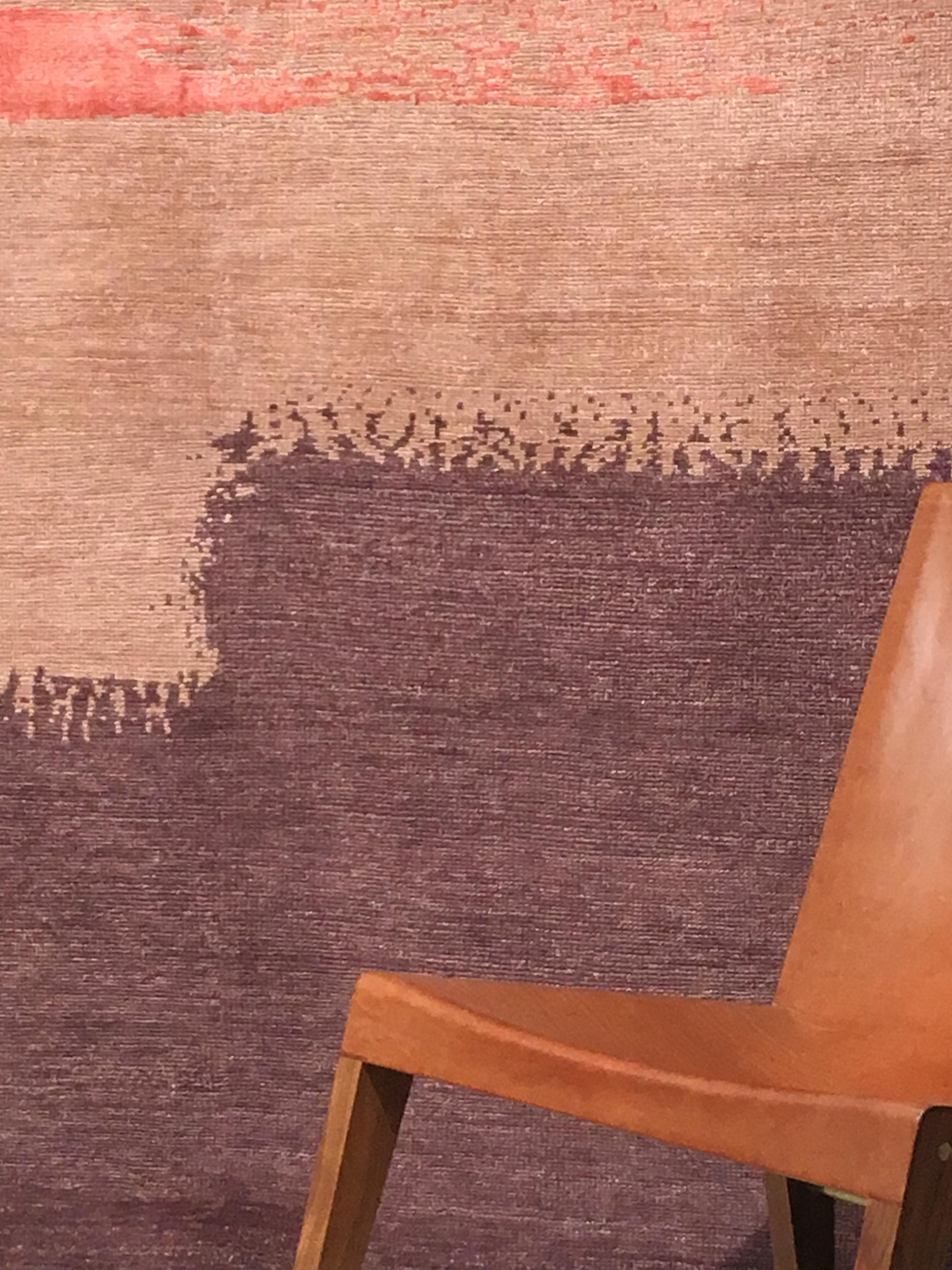 Handgeknüpfter Teppich aus burgunderroter, pfirsichfarbener und korallenfarbener Wolle im zeitgenössischen Design (Indisch) im Angebot