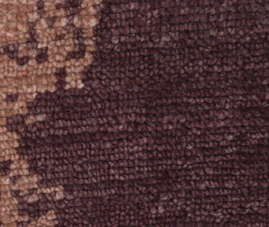 Handgeknüpfter Teppich aus burgunderroter, pfirsichfarbener und korallenfarbener Wolle im zeitgenössischen Design im Angebot 1