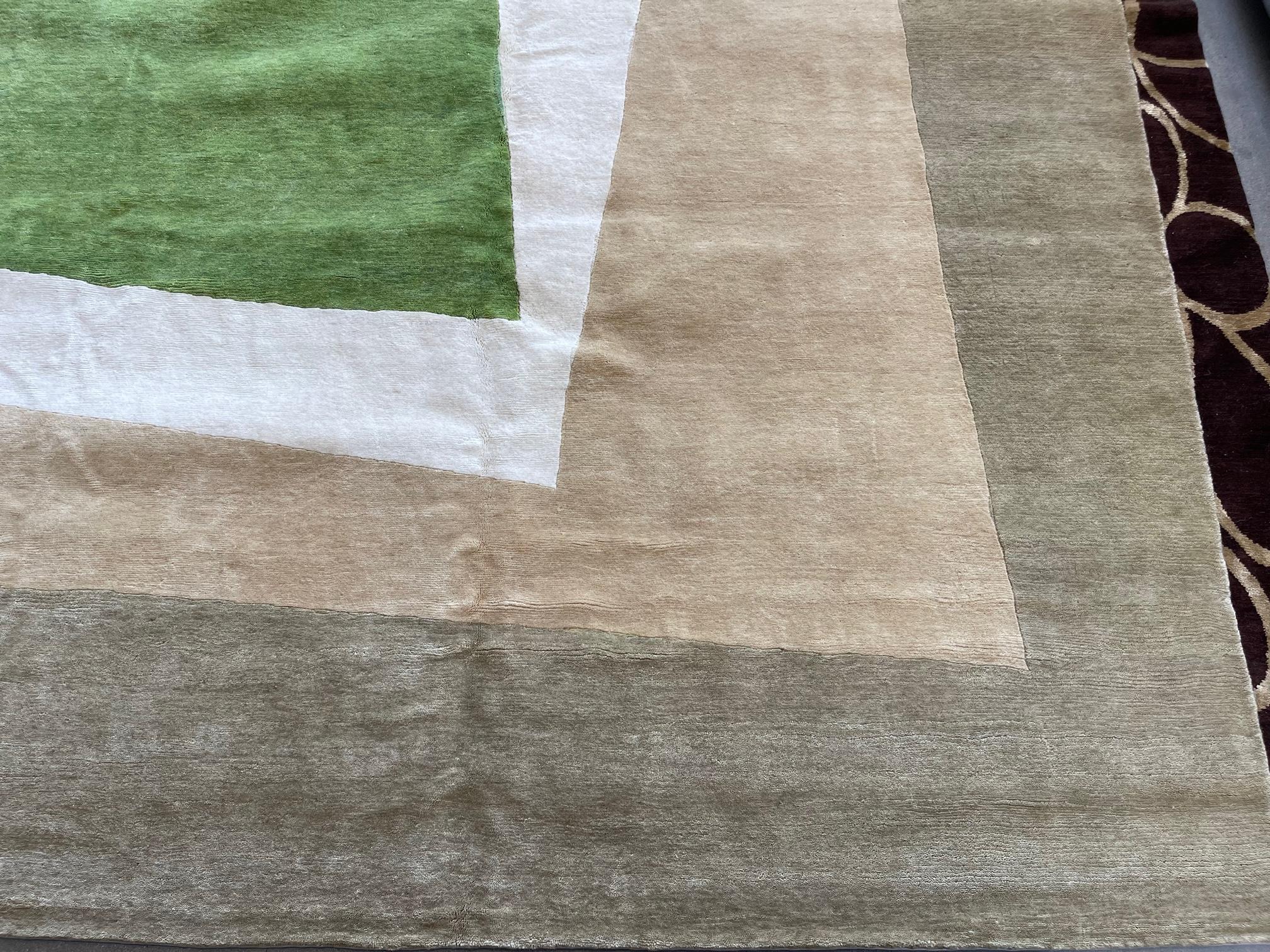 Ce design de boîte contemporaine avec des couleurs fraîches et invitantes qui sont une combinaison de vert, de beige, de sable et d'ivoire fait de la maison ou du bureau moderne parfait. Le nouage à la main crée un côté 