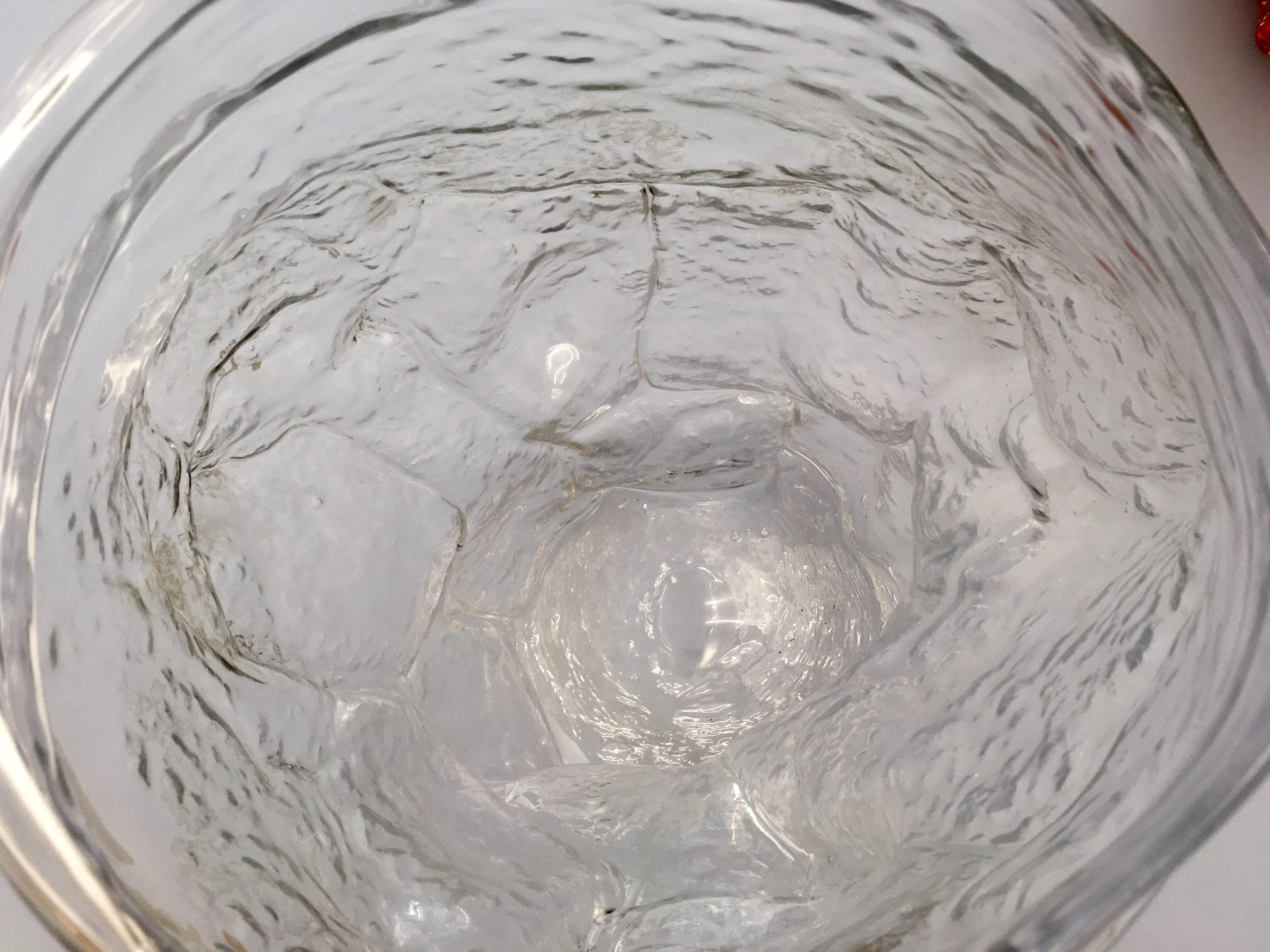 Geformtes und anschließend mundgeblasenes Glas

Einzigartig

Die Vasen Mountain von FOS verkörpern die Oberfläche des Berges, kalibriert auf die Größe der menschlichen Innenräume. FOS erklärt: 