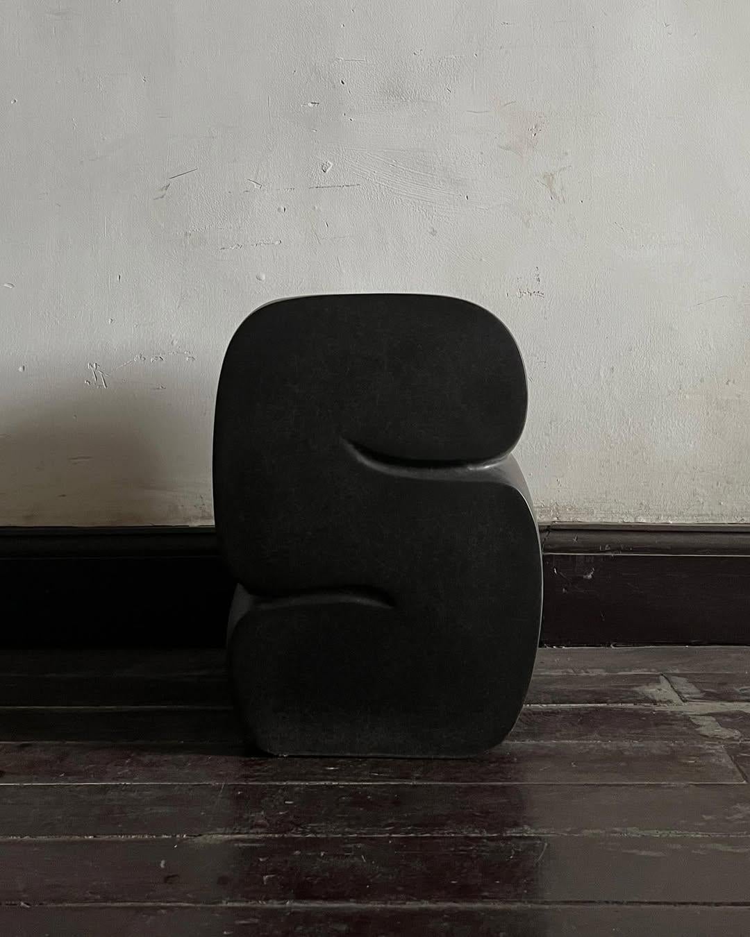 Sgabello in fibra di vetro nero dal design contemporaneo con forma di lettera S, unico nel suo genere, di kar in vendita 5