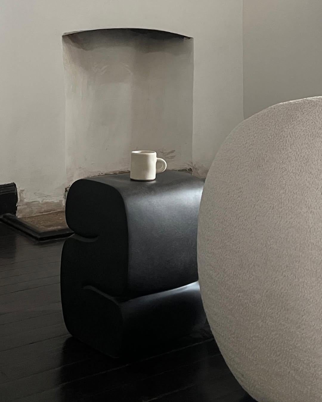 Sgabello in fibra di vetro nero dal design contemporaneo con forma di lettera S, unico nel suo genere, di kar in vendita 6