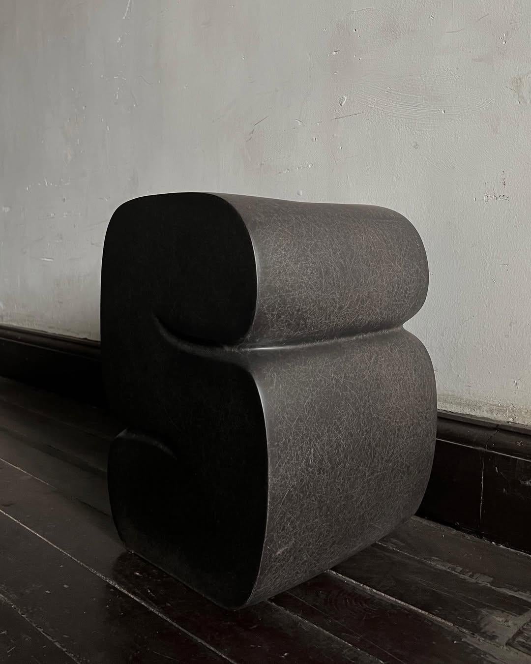 Sgabello in fibra di vetro nero dal design contemporaneo con forma di lettera S, unico nel suo genere, di kar in vendita 8