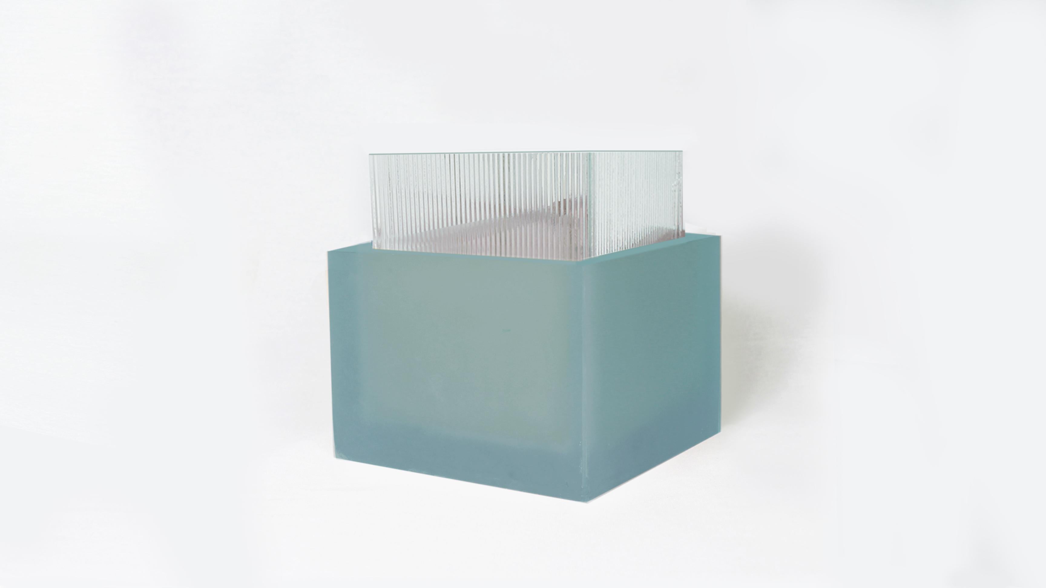 Zeitgenössische Design-Vase aus Harzglas, handgefertigt in babyblauer Farbe im Angebot