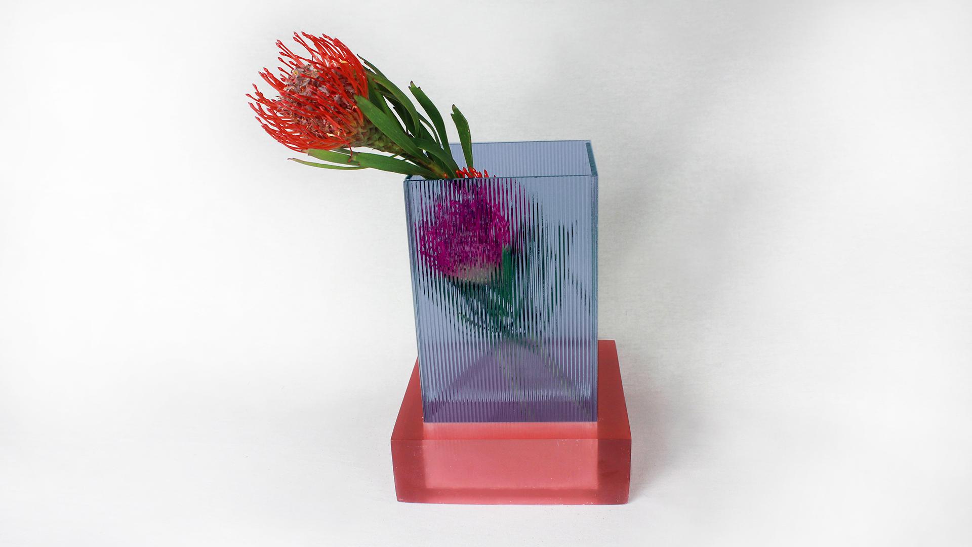 Vase of the Berab collection in resin and striped glass that dedicates the plum color of the resin to the pink Tourmaline, gem of the Brazilian territory.