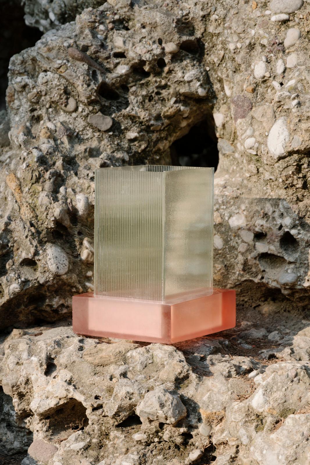 Vase of the Berab collection in resin and striped glass that dedicates the plum color of the resin to the pink Tourmaline, gem of the Brazilian territory.