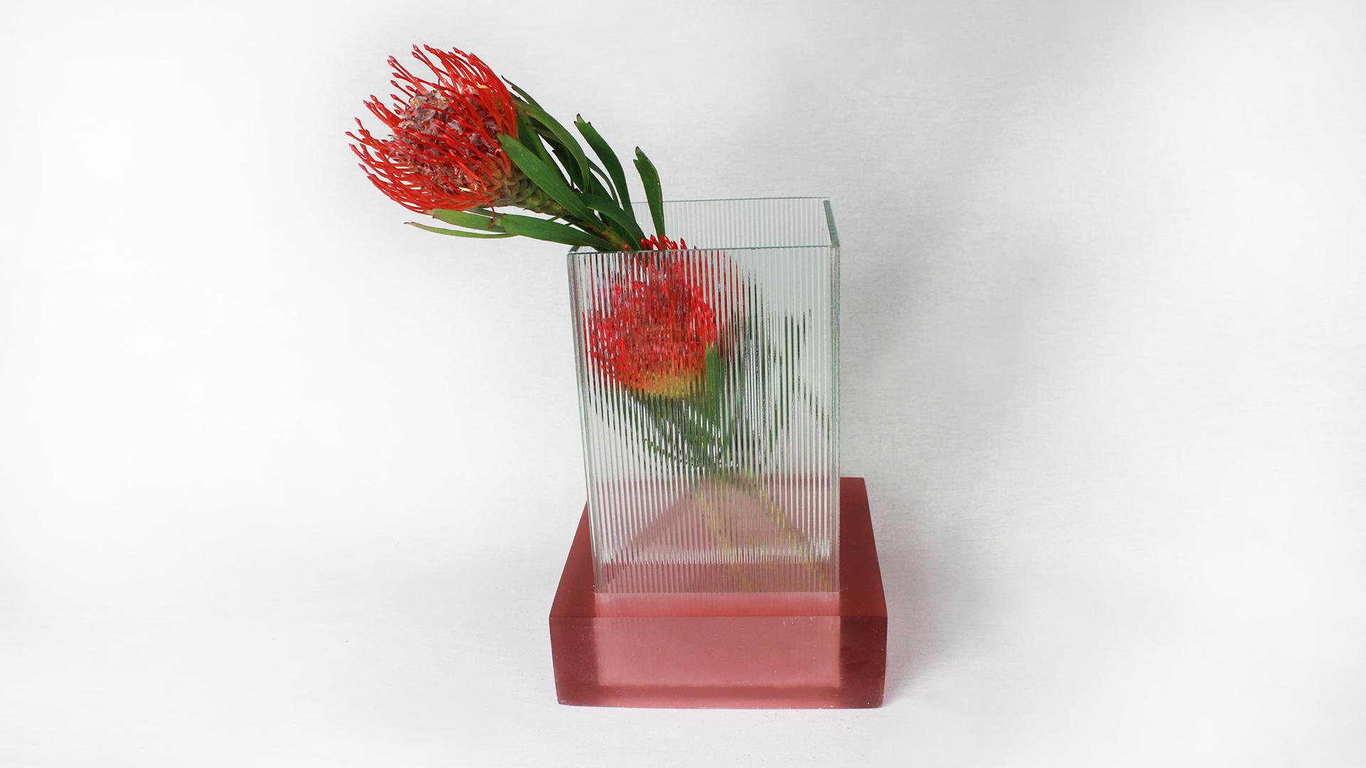 Moderne Vase au design Contemporary en résine de verre Handcraft de couleur pourpre en vente