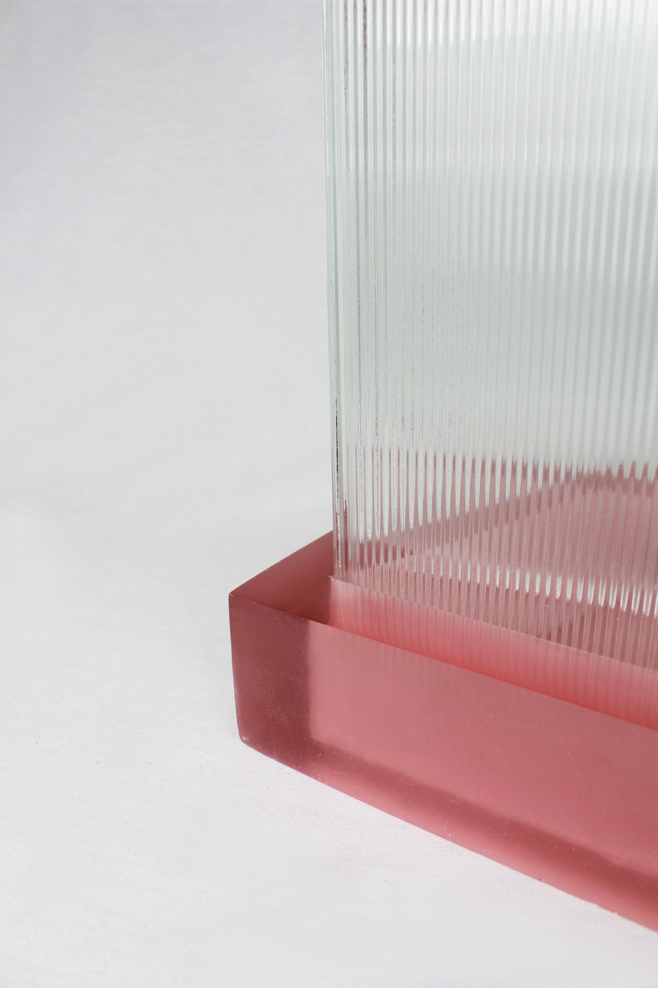 XXIe siècle et contemporain Vase au design Contemporary en résine de verre Handcraft de couleur pourpre en vente