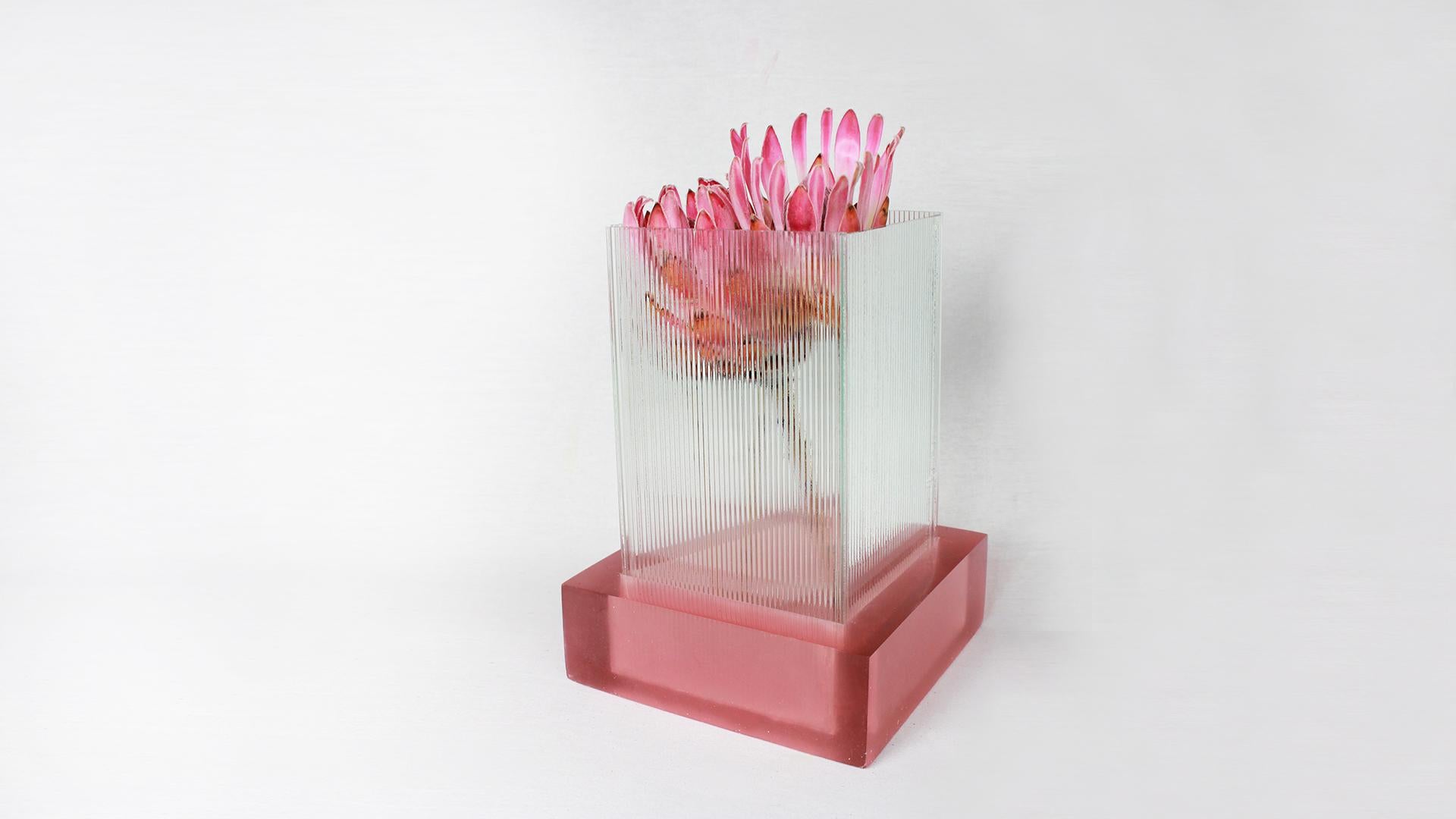 Vase au design Contemporary en résine de verre Handcraft de couleur pourpre en vente 1