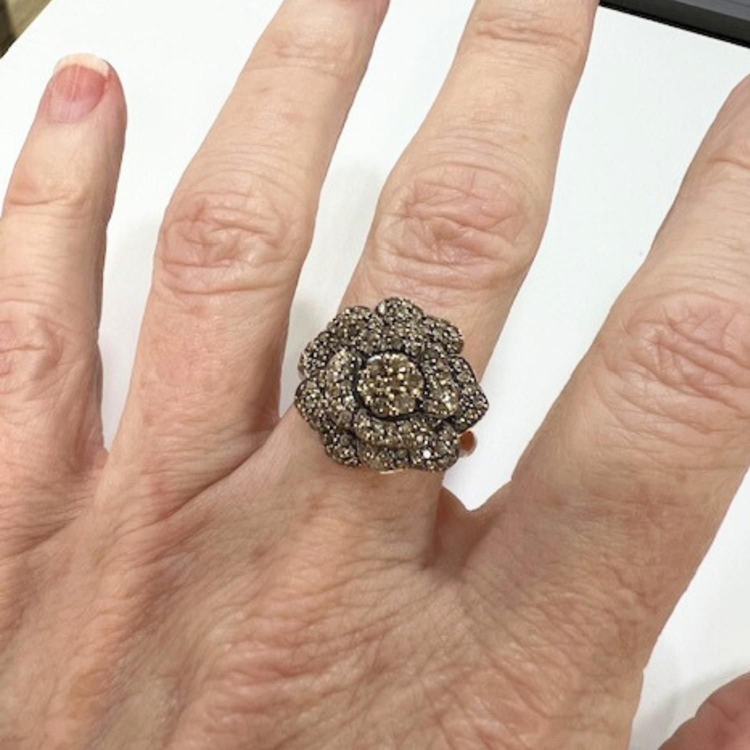 Donna Anello dal design contemporaneo con diamanti da 0,80 ct in oro 18k e argento 925 in vendita