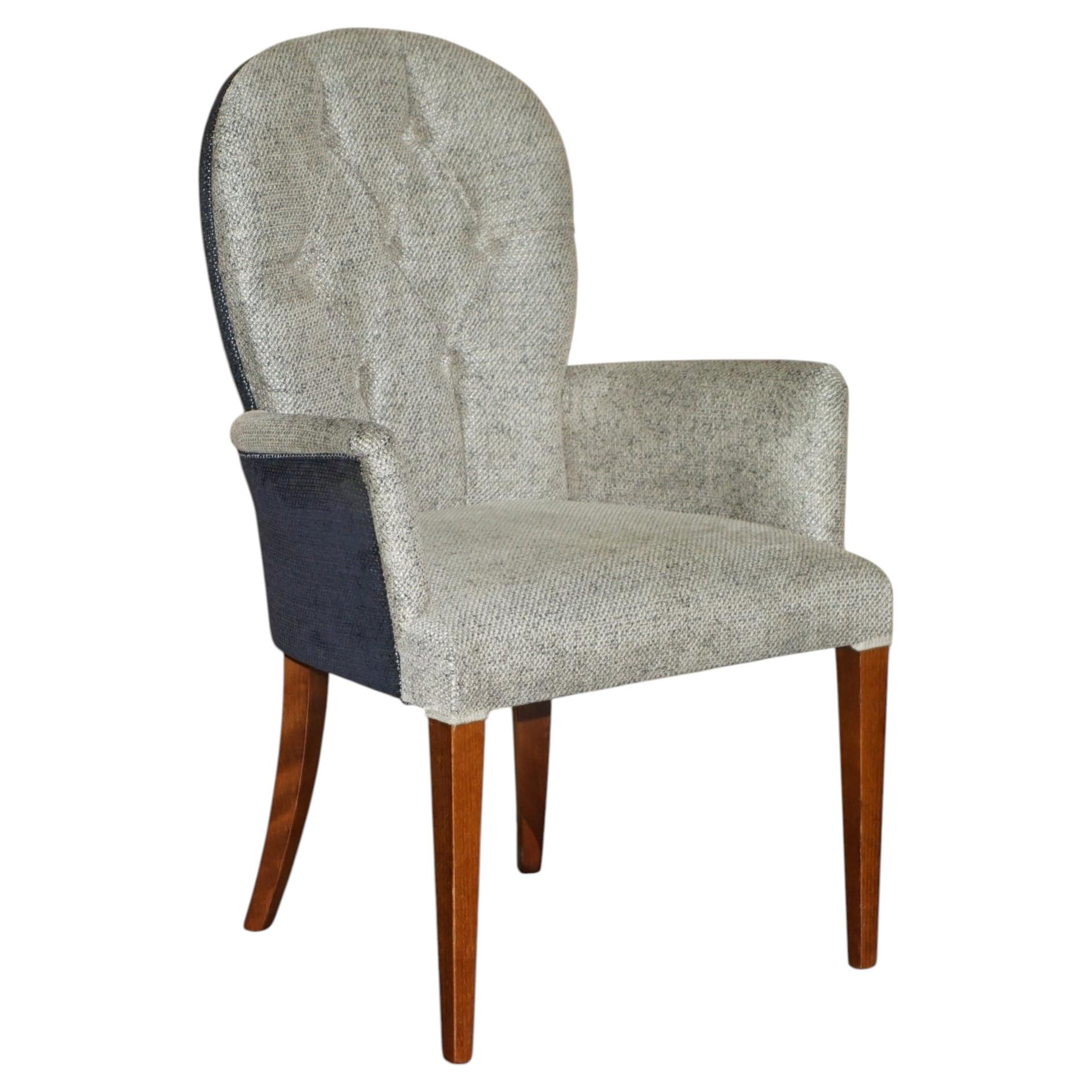 CONTEMPORARY DESIGNER GREY UPHOLSTERED CARVER ARMCHAiR VERY COMFORTABLE