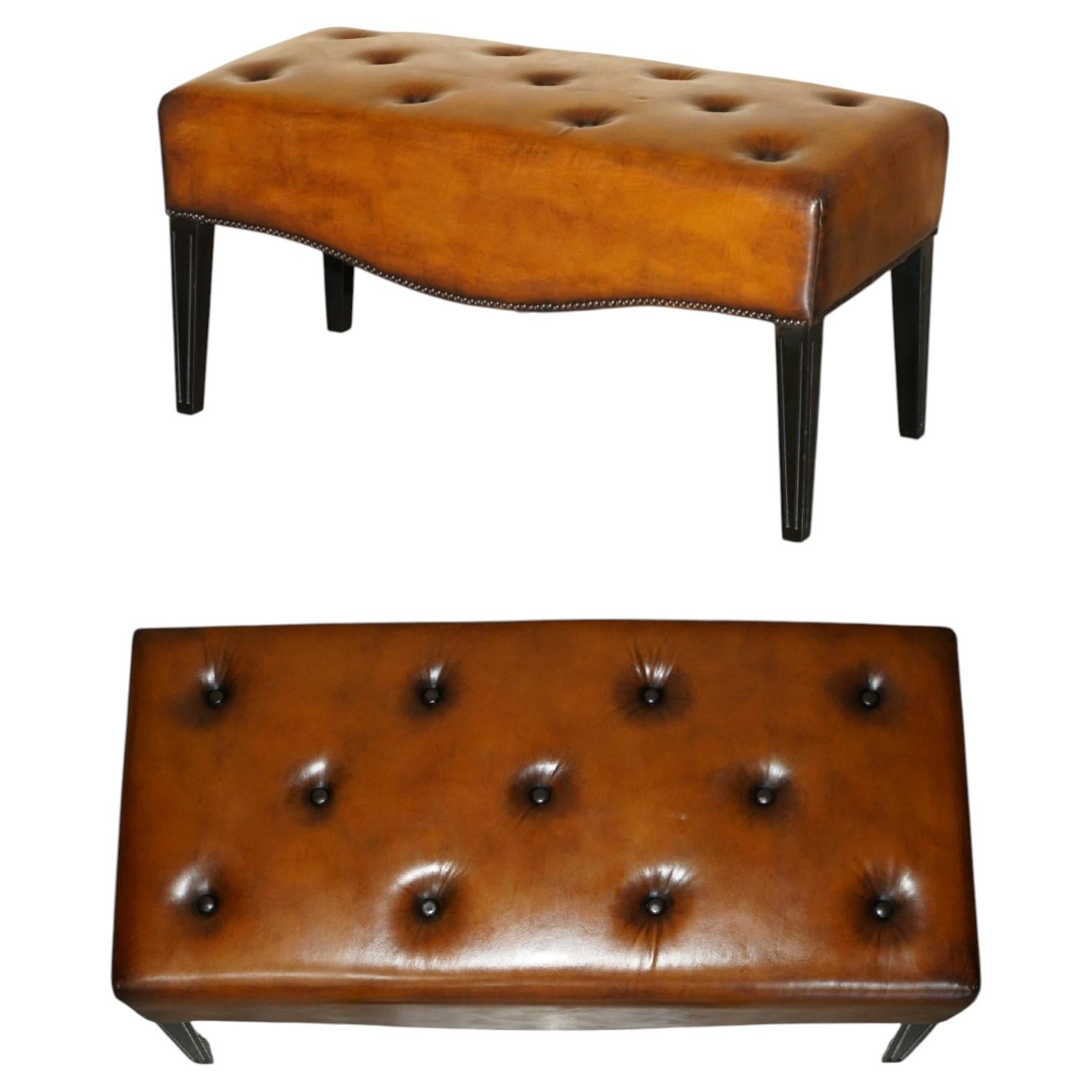 BANQUETA DE PIANO TIPO CHESTERFIELD DE DISEÑO CONTEMPORÁNEO, DE CUERO MARRÓN TEÑIDO A MANO