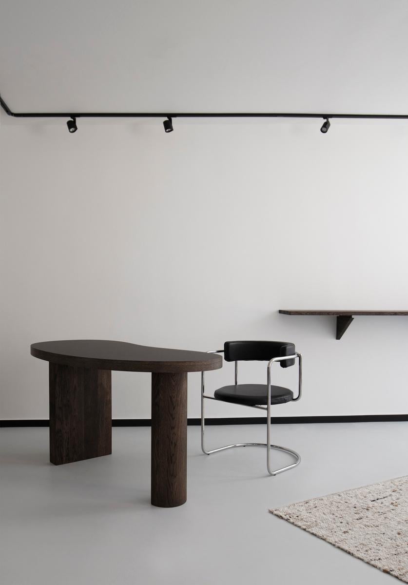 Danois Table de bureau contemporaine « Mrs Bean », chêne fumé, plateau de table noir en vente