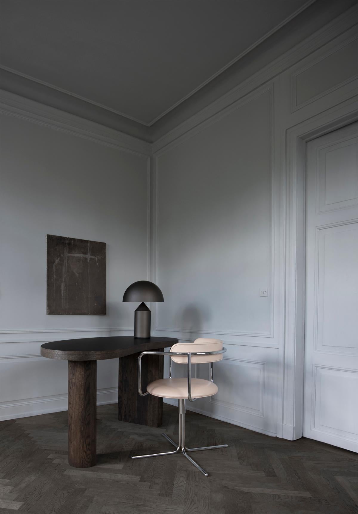 XXIe siècle et contemporain Table de bureau contemporaine « Mrs Bean », chêne fumé, plateau de table noir en vente