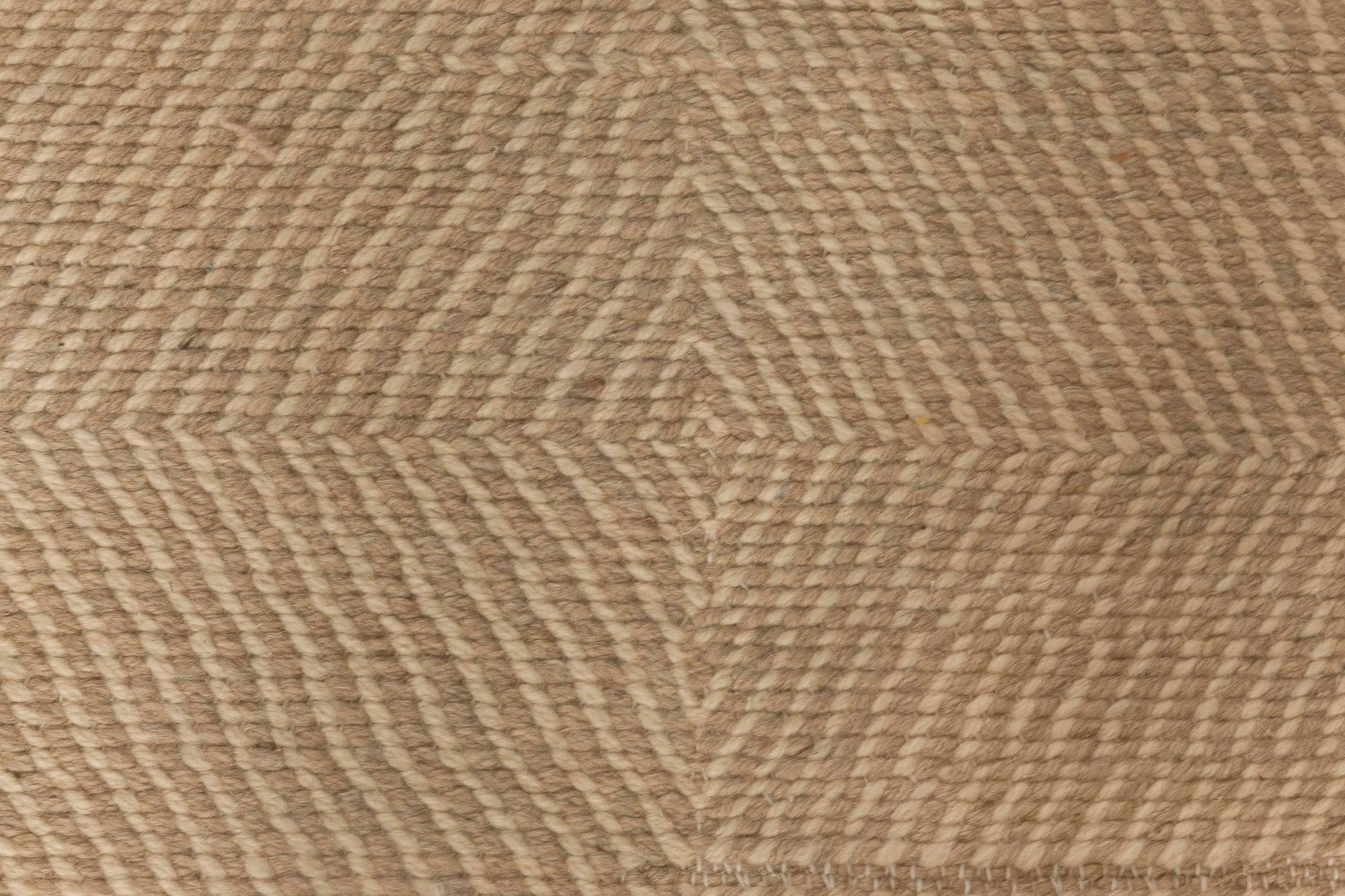 Zeitgenössischer beige-brauner Deux-Diamantteppich aus handgefertigter Wolle von Doris Leslie Blau.
Größe: 10'10