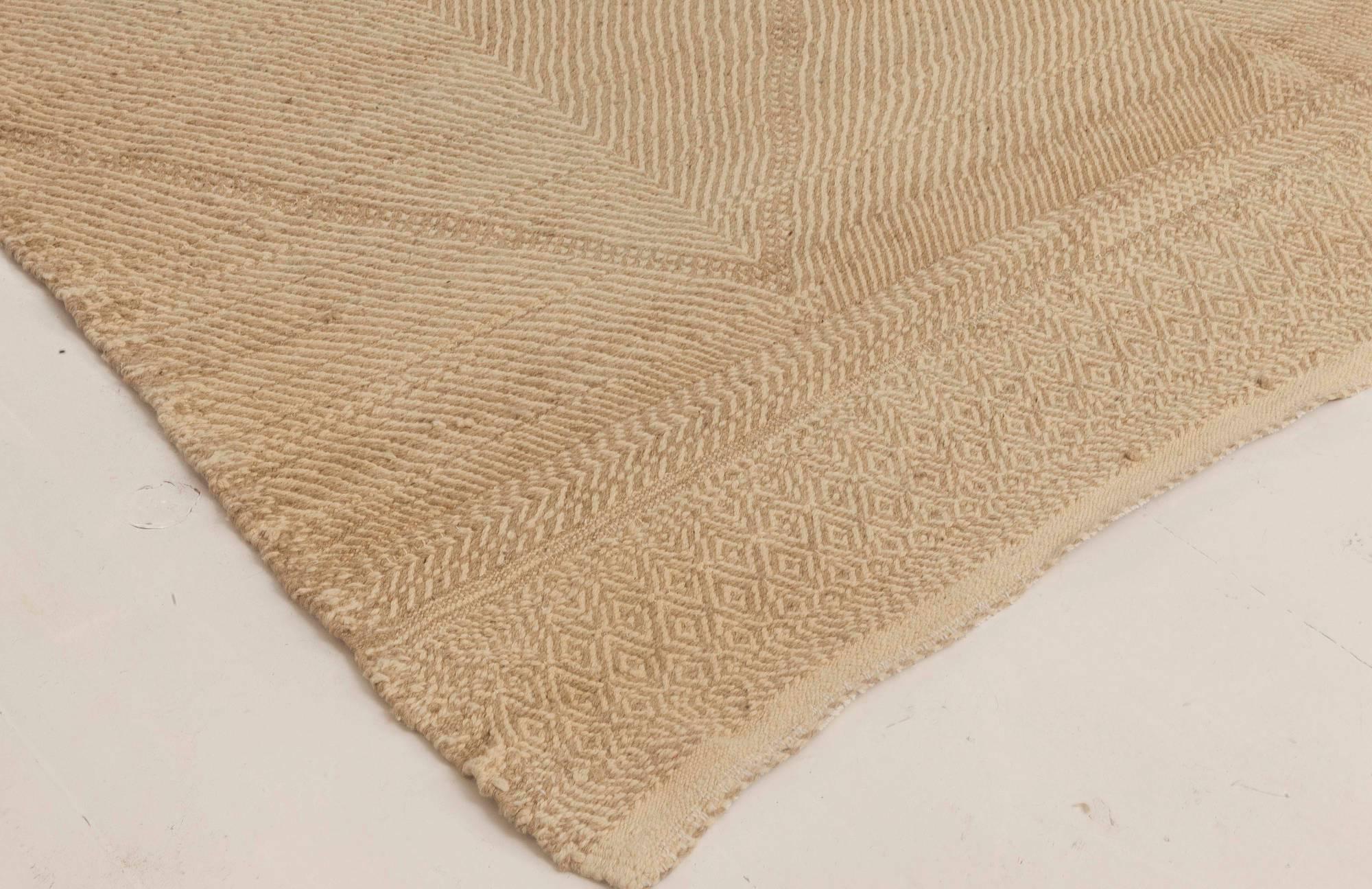 Zeitgenössischer Deux Diamond Beige- und Brauner handgefertigter Wollteppich von Doris Leslie Blau (21. Jahrhundert und zeitgenössisch) im Angebot