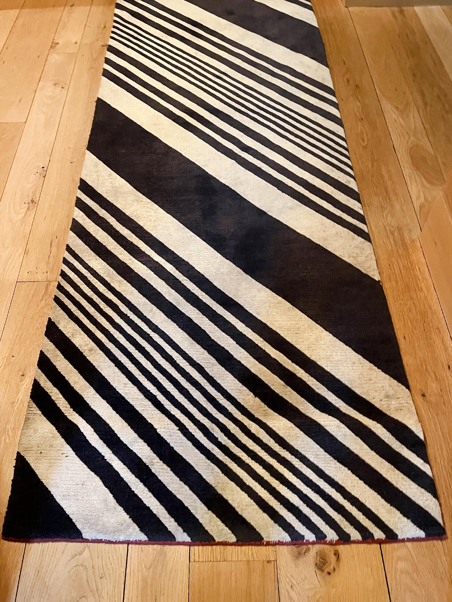 Tissage Tapis de course contemporain en laine à rayures diagonales  3' x 9' 10