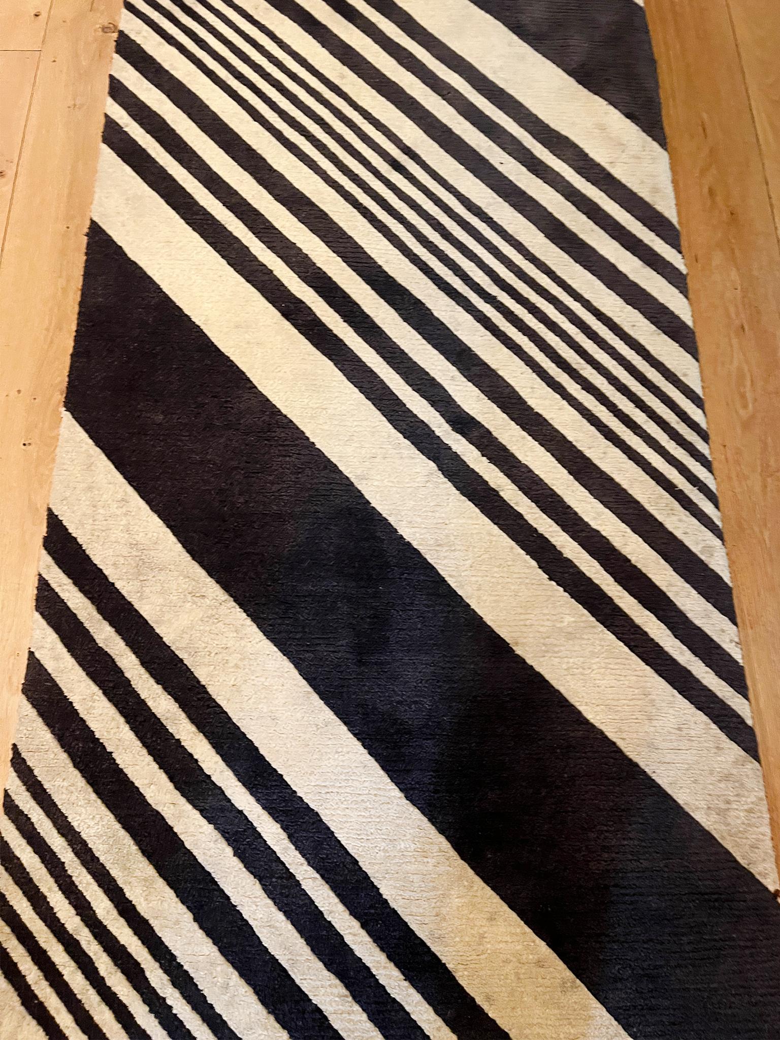 Tapis de course contemporain en laine à rayures diagonales  3' x 9' 10