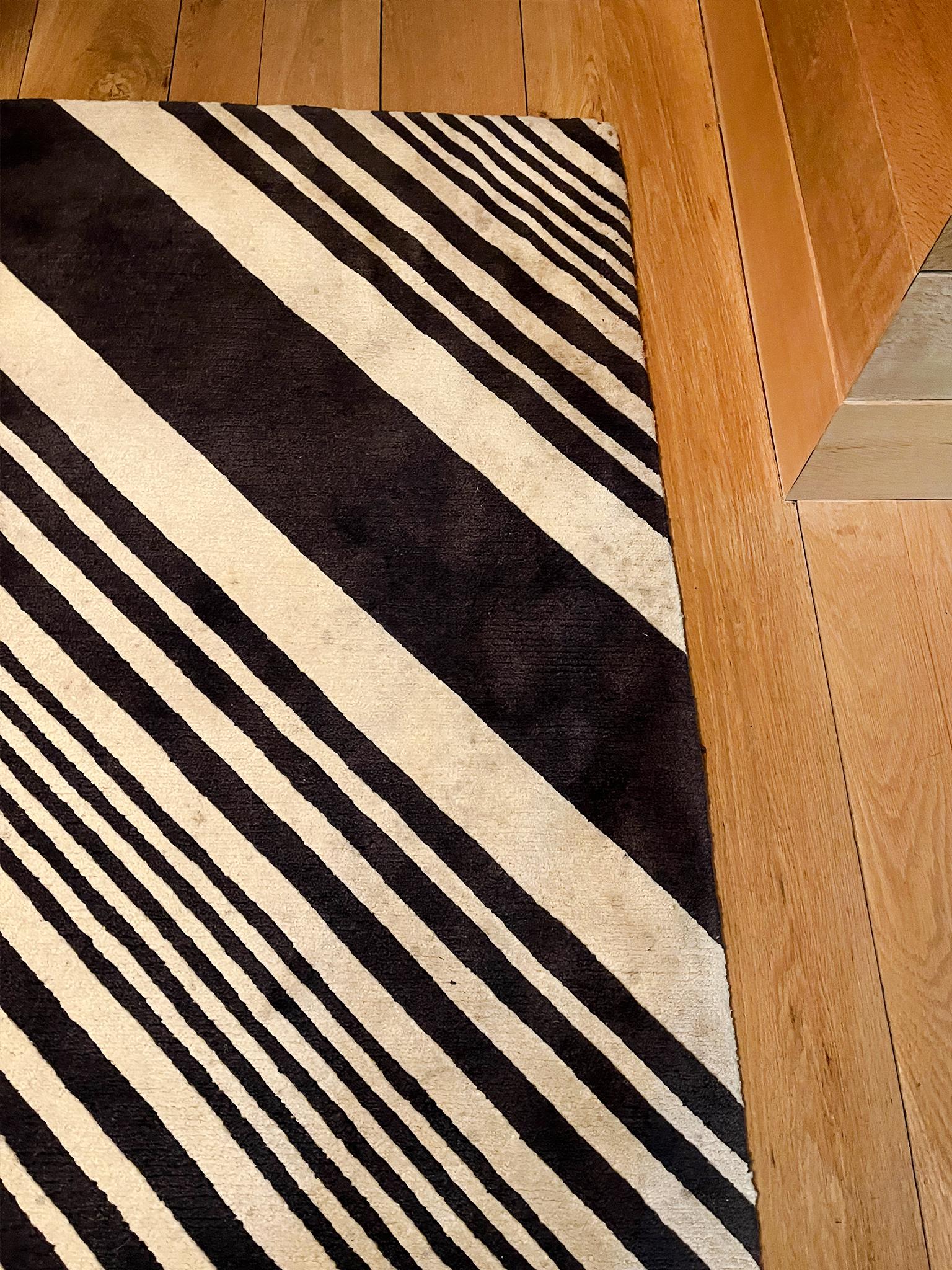 XXIe siècle et contemporain Tapis de course contemporain en laine à rayures diagonales  3' x 9' 10
