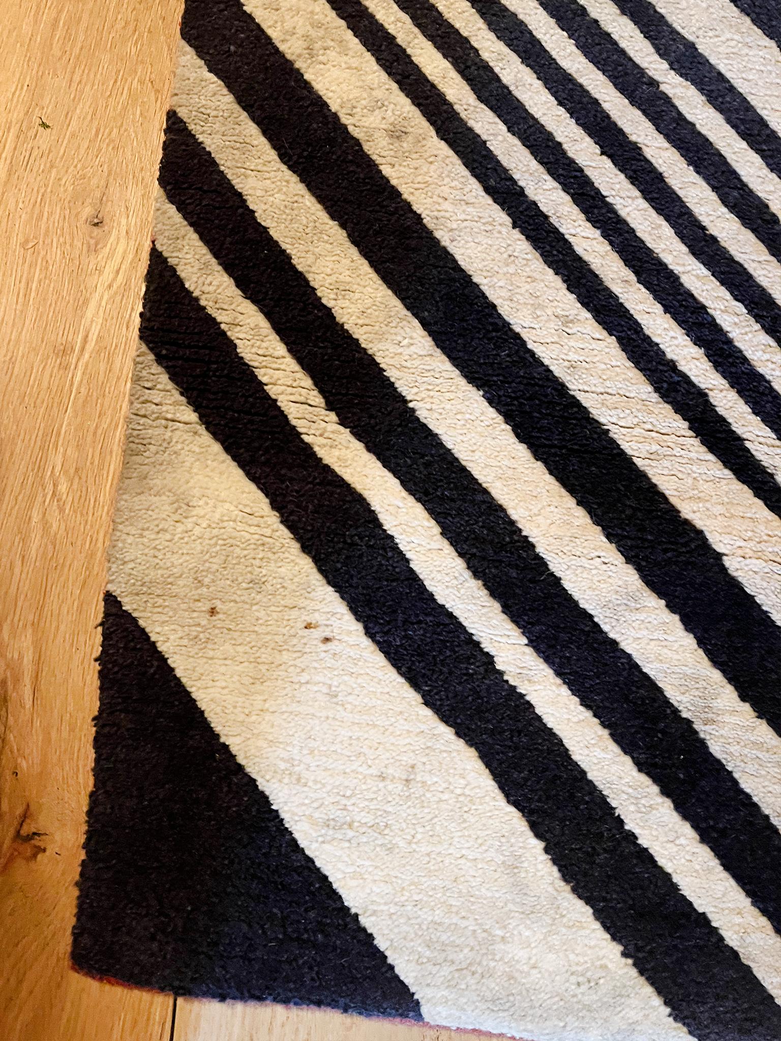 Tapis de course contemporain en laine à rayures diagonales  3' x 9' 10