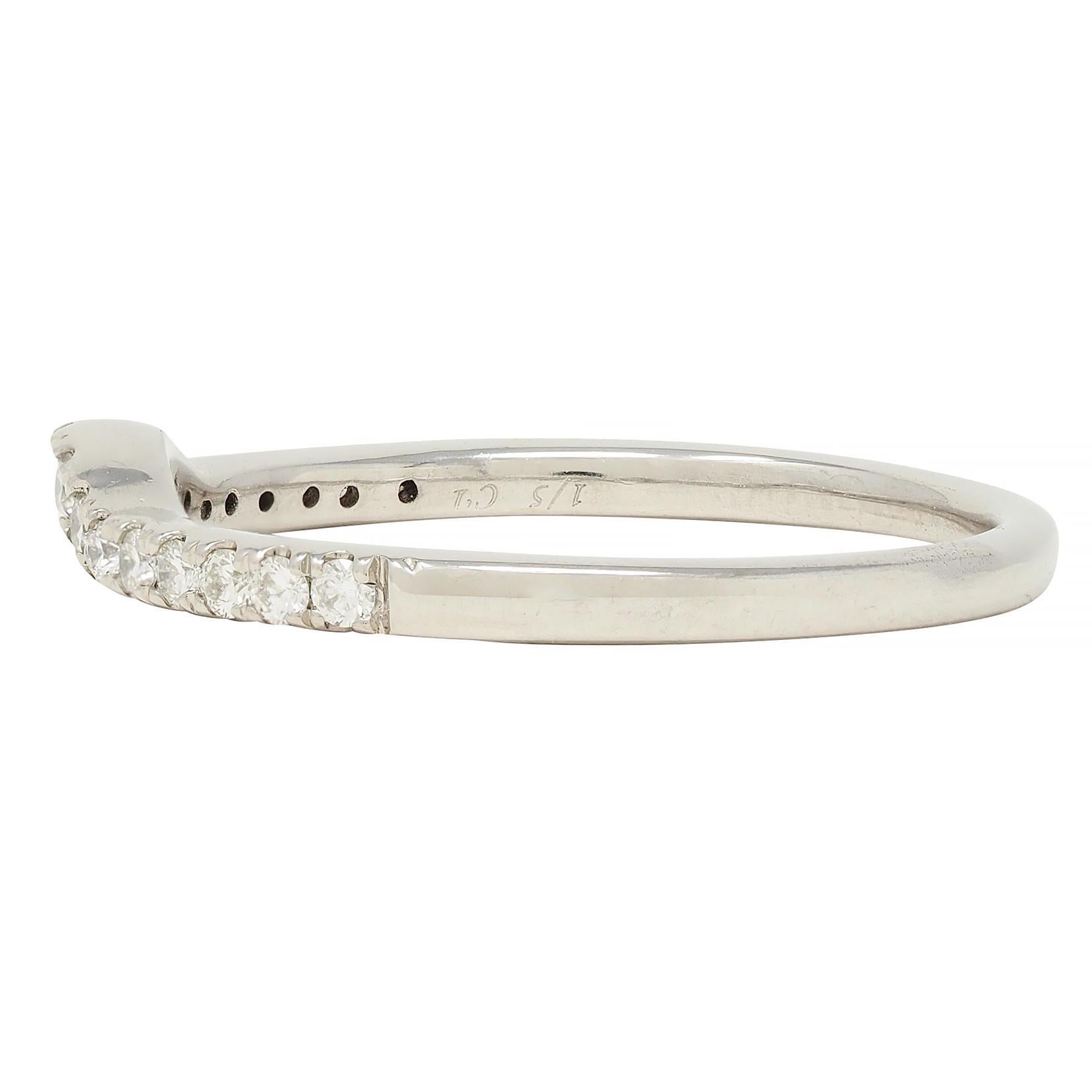 Contemporary Diamond 14 Karat Weißgold Contour Ehering für Damen oder Herren im Angebot