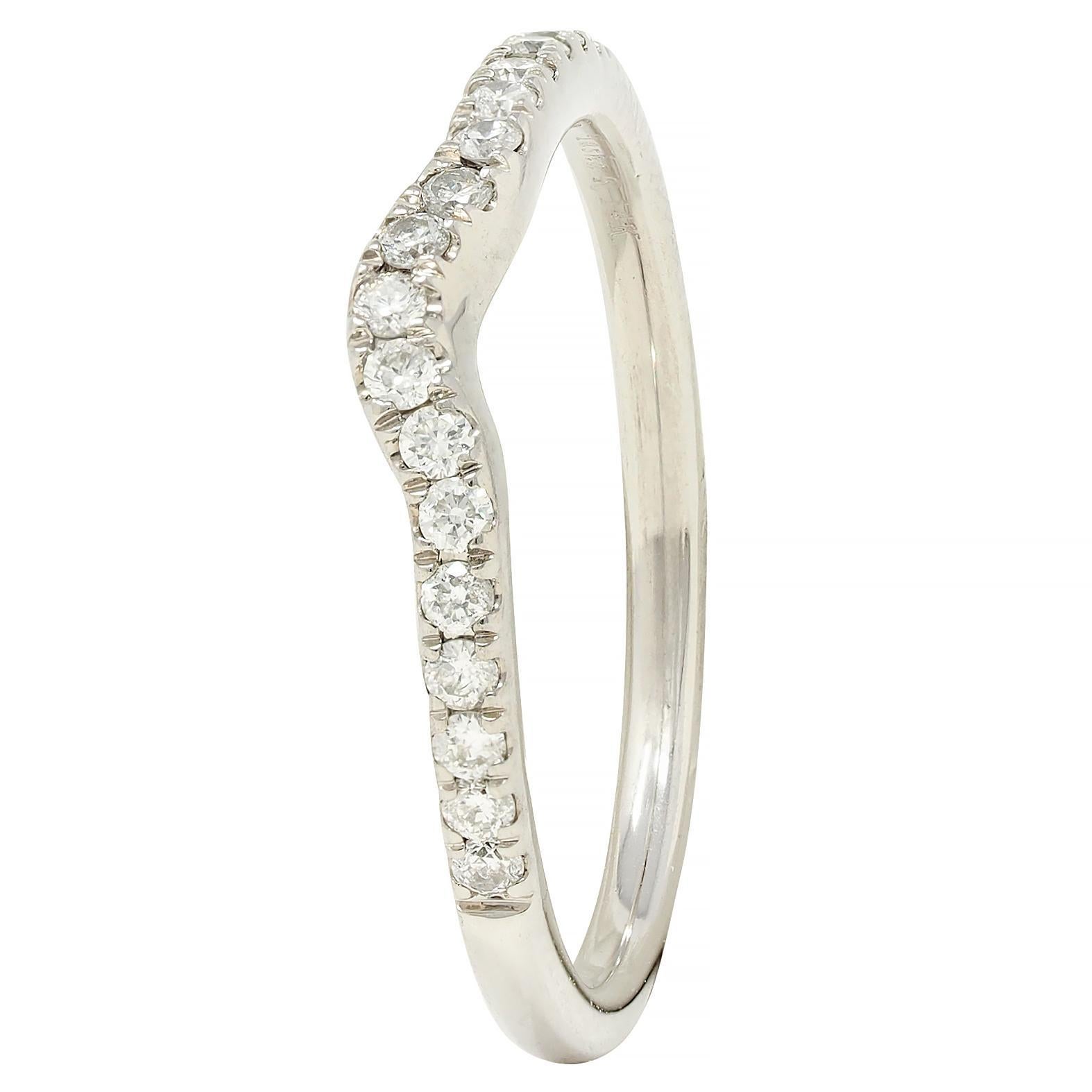 Contemporary Diamond 14 Karat Weißgold Contour Ehering im Angebot 1