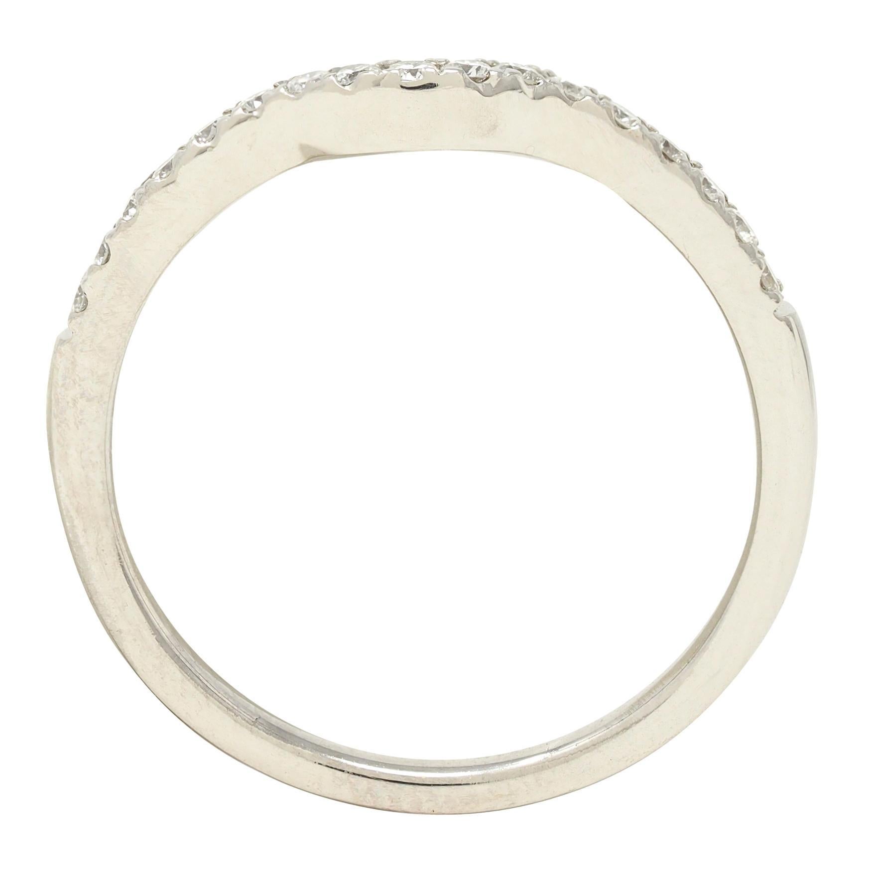 Contemporary Diamond 14 Karat Weißgold Contour Ehering im Angebot 2