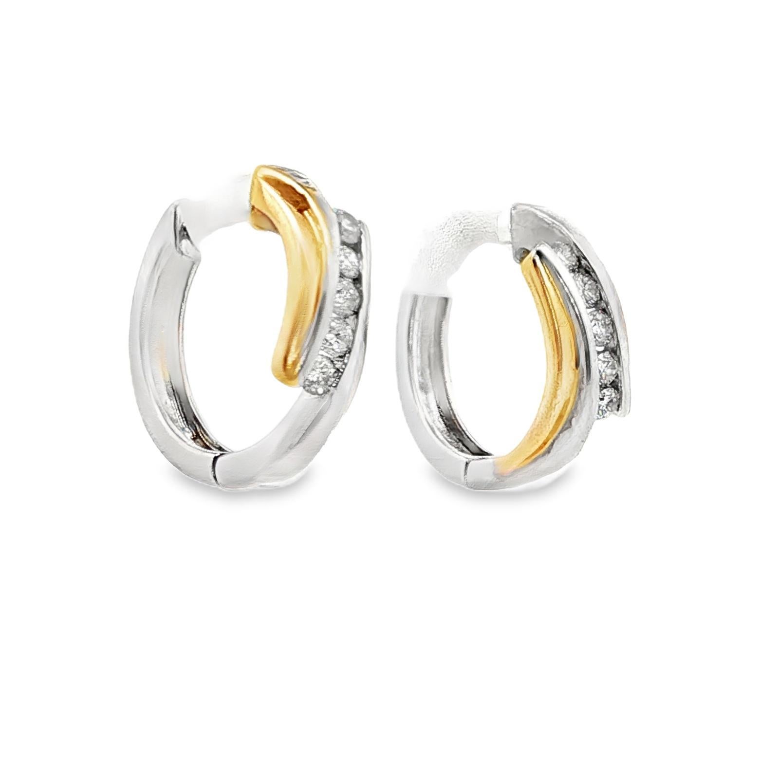 Contemporaneo Orecchini Huggie Hoop con diamante contemporaneo in oro bianco e giallo 14 carati in vendita