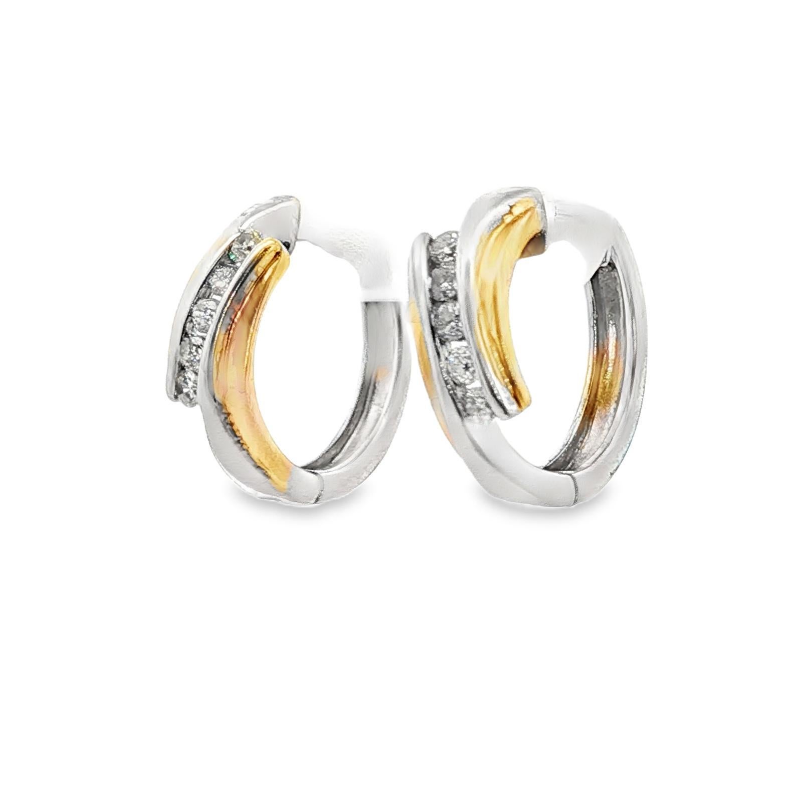 Orecchini Huggie Hoop con diamante contemporaneo in oro bianco e giallo 14 carati In condizioni ottime in vendita a Boca Raton, FL
