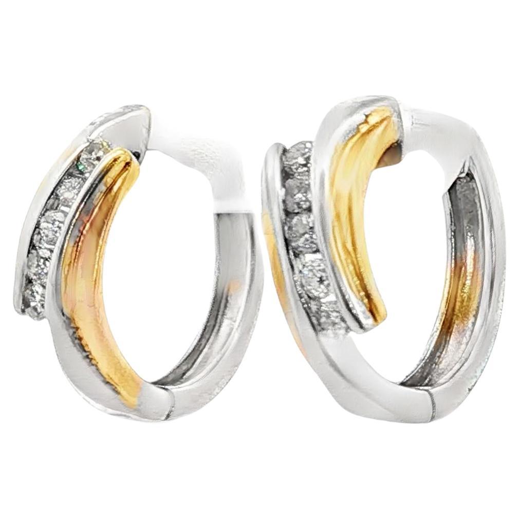 Orecchini Huggie Hoop con diamante contemporaneo in oro bianco e giallo 14 carati in vendita