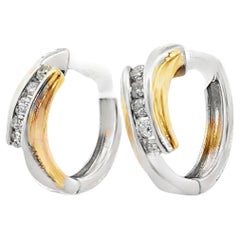 Orecchini Huggie Hoop con diamante contemporaneo in oro bianco e giallo 14 carati