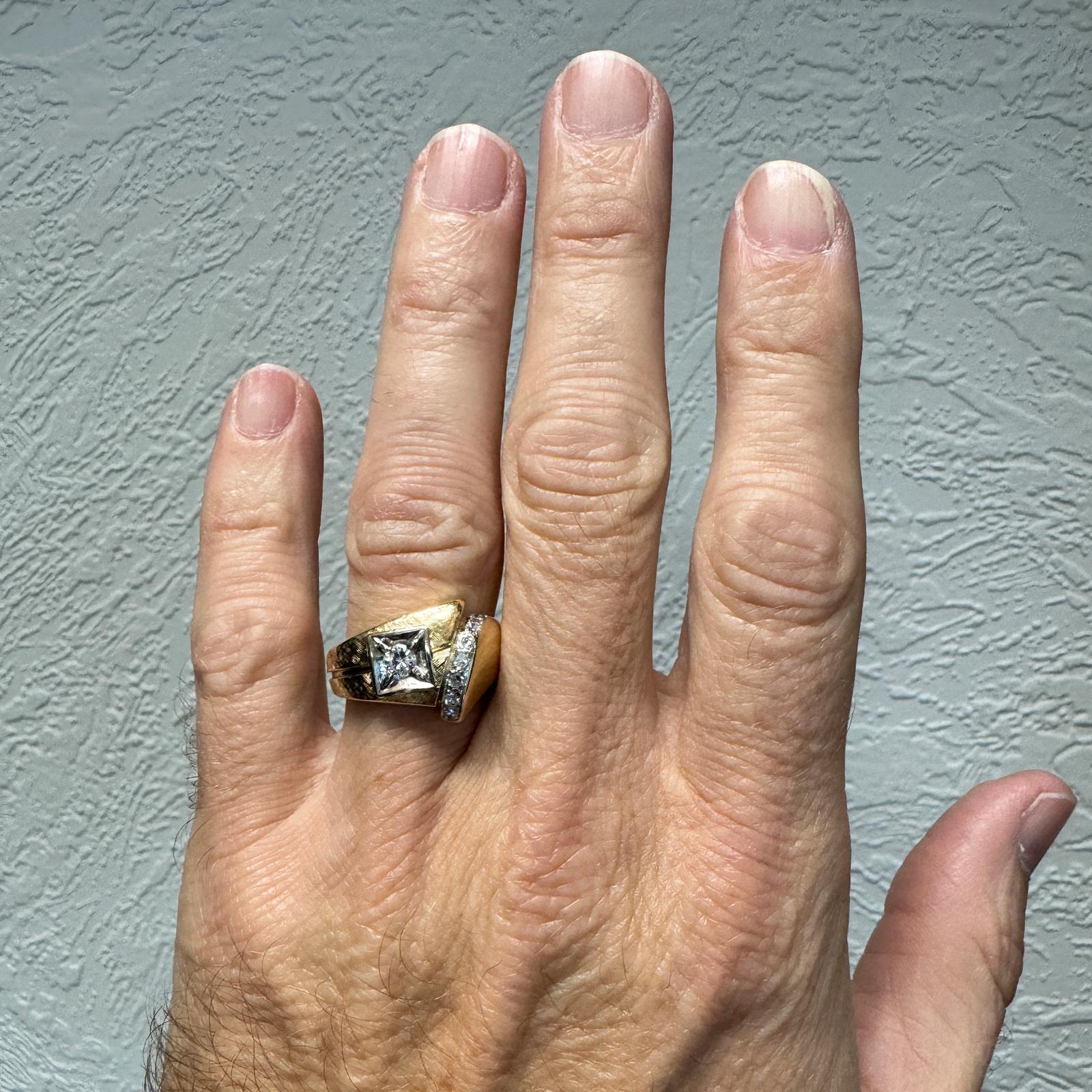Contemporary Diamond 14 Karat Gelbgold Band Ring (Rundschliff) im Angebot