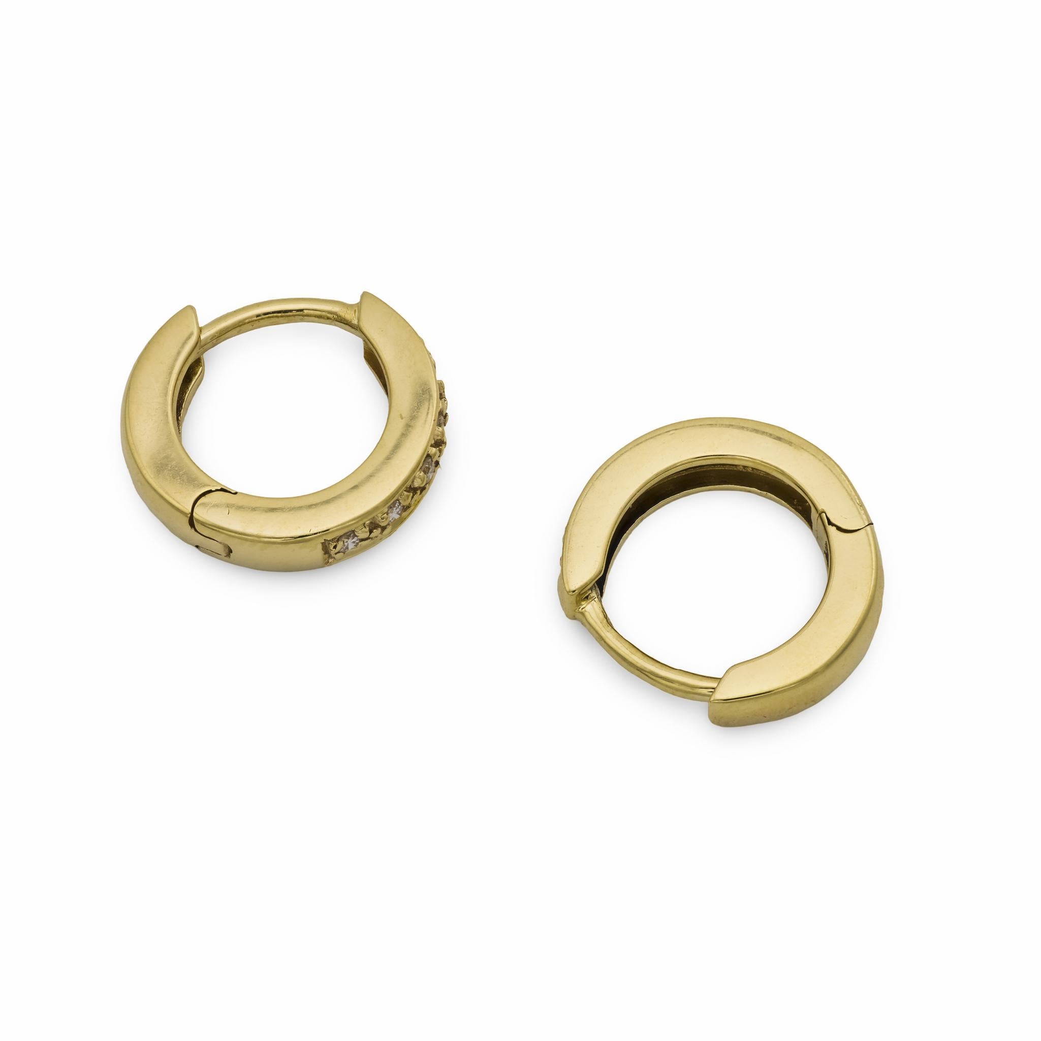 Ces boucles d'oreilles contemporaines en or jaune 14k des années 2010 sont rehaussées de 12 diamants ronds de taille brillant pesant environ 0,10 carat. Les diamants, de couleur G-H et de pureté VS-SI, ajoutent une subtile touche de brillance au