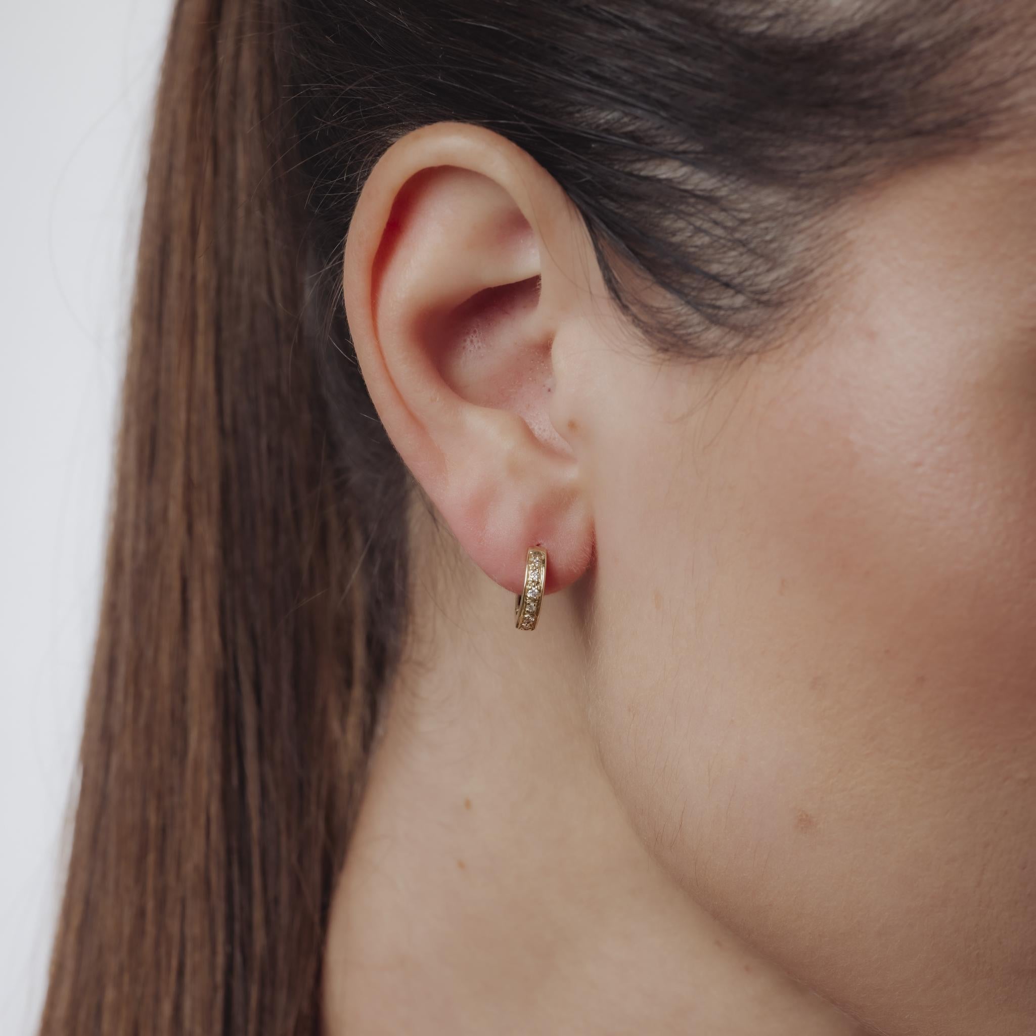 Créoles en or jaune 14k avec diamants contemporains Excellent état - En vente à Beverly Hills, CA