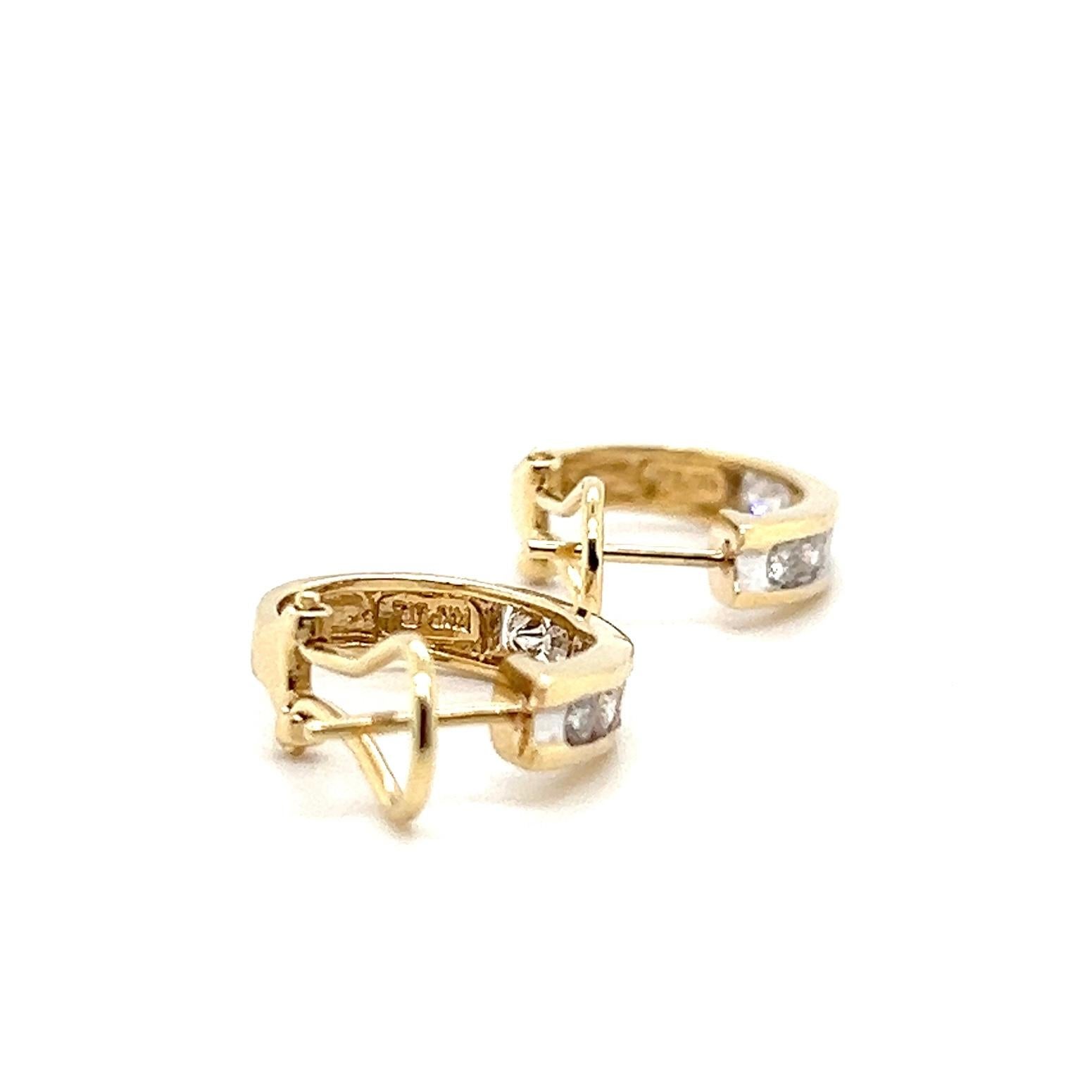 Pendientes de aro ovalados de oro amarillo de 14k con diamante contemporáneo y reverso omega en venta 6