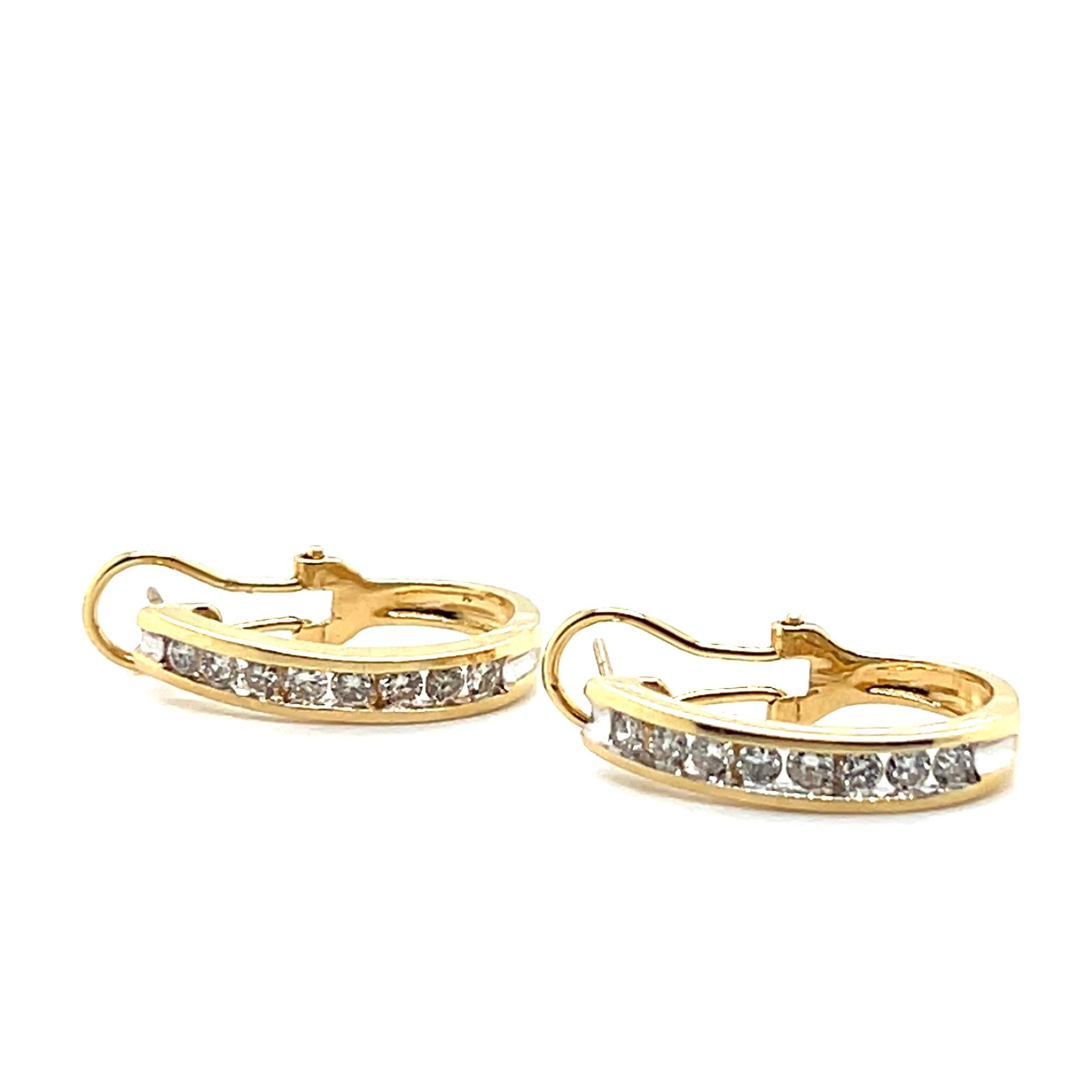 Pendientes de aro ovalados de oro amarillo de 14k con diamante contemporáneo y reverso omega Corte redondo en venta