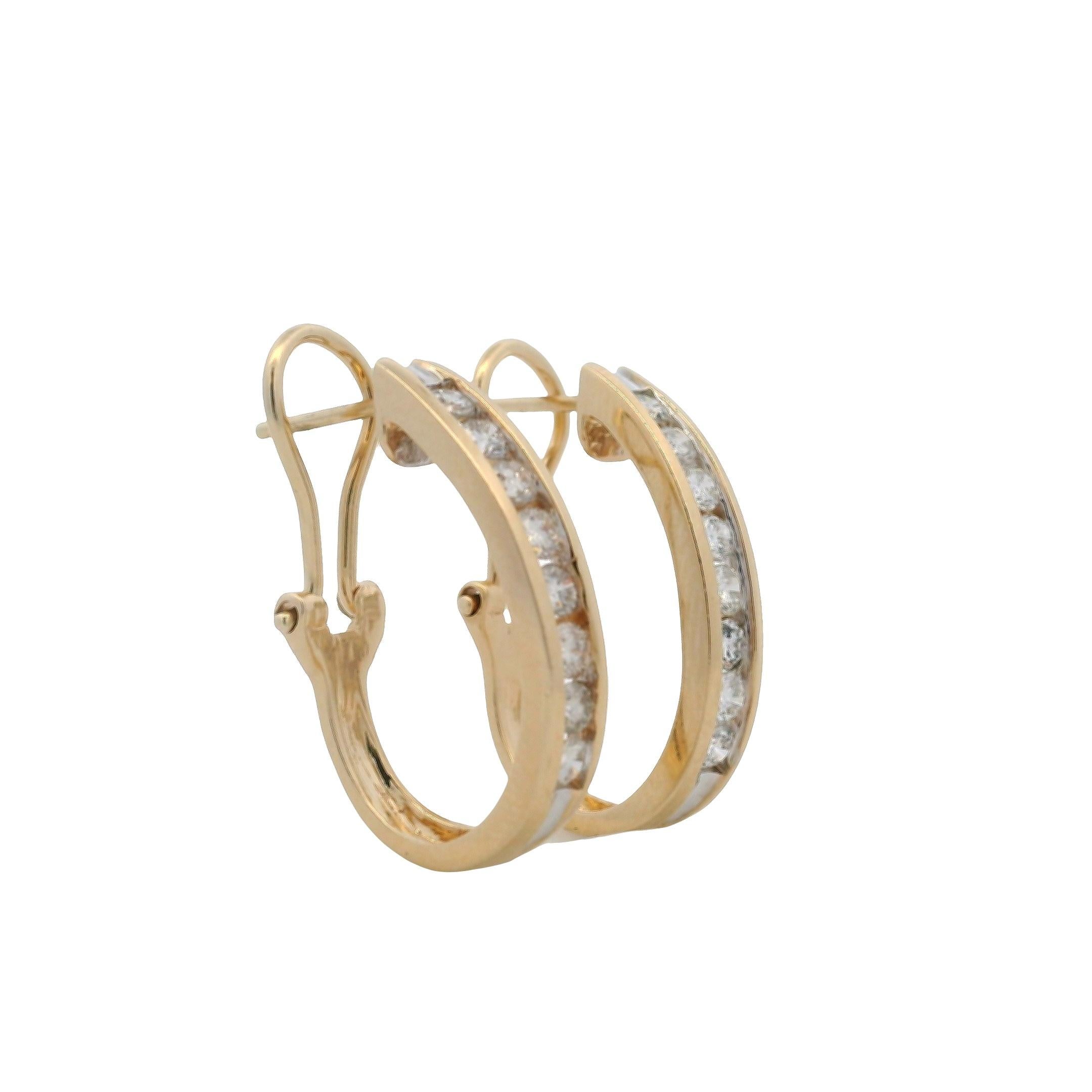 Femenino o masculino Pendientes de aro ovalados de oro amarillo de 14k con diamante contemporáneo y reverso omega en venta