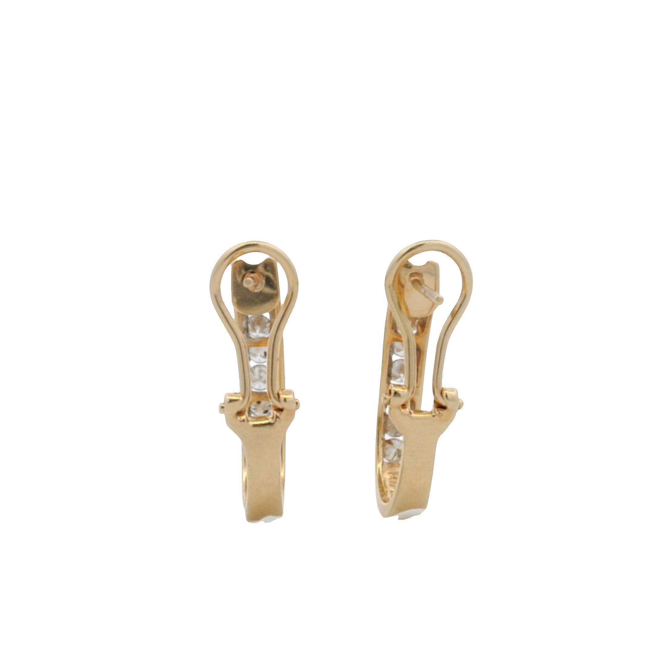 Pendientes de aro ovalados de oro amarillo de 14k con diamante contemporáneo y reverso omega en venta 1