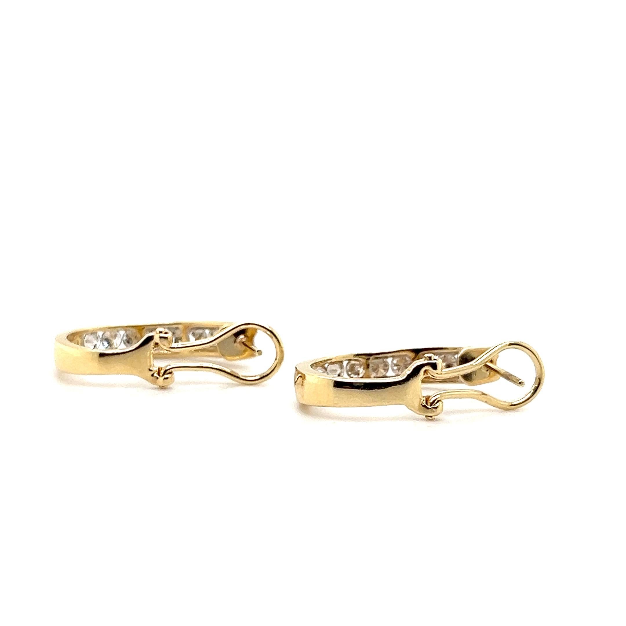 Pendientes de aro ovalados de oro amarillo de 14k con diamante contemporáneo y reverso omega en venta 3