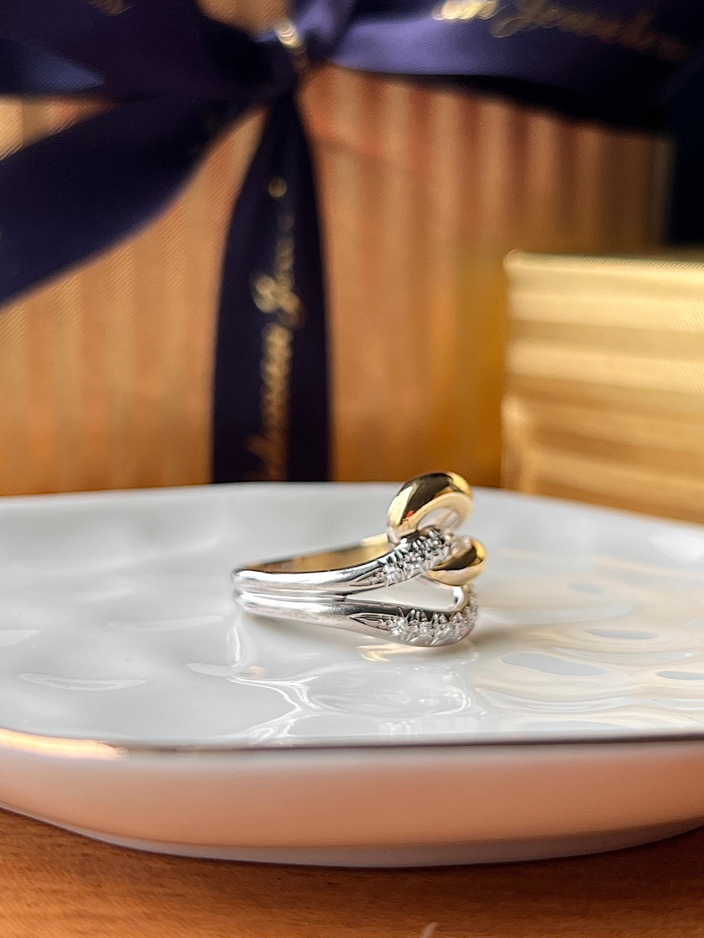 Taglio singolo Contemporary Diamond 18k Two Tone Gold Knot Design Ring in vendita