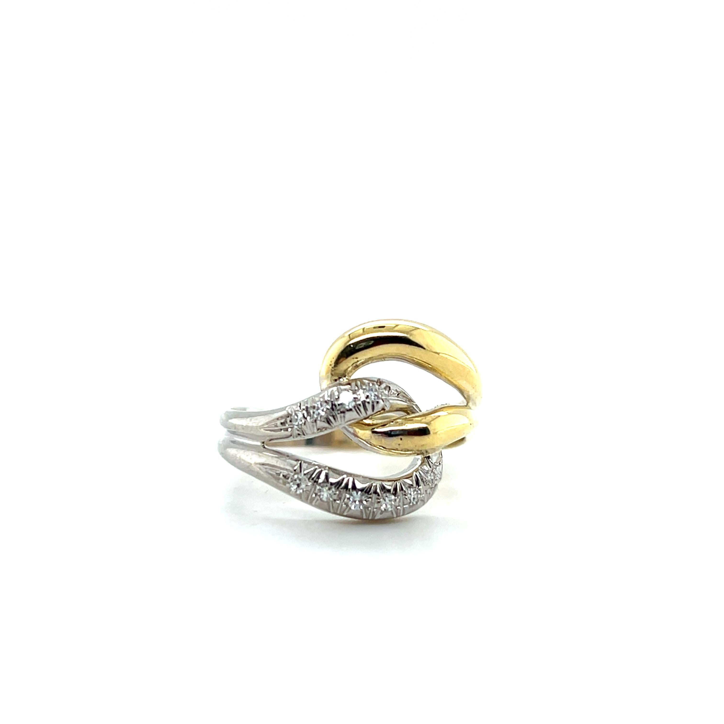 Contemporary Diamond 18k Two Tone Gold Knot Design Ring In condizioni buone in vendita a Towson, MD