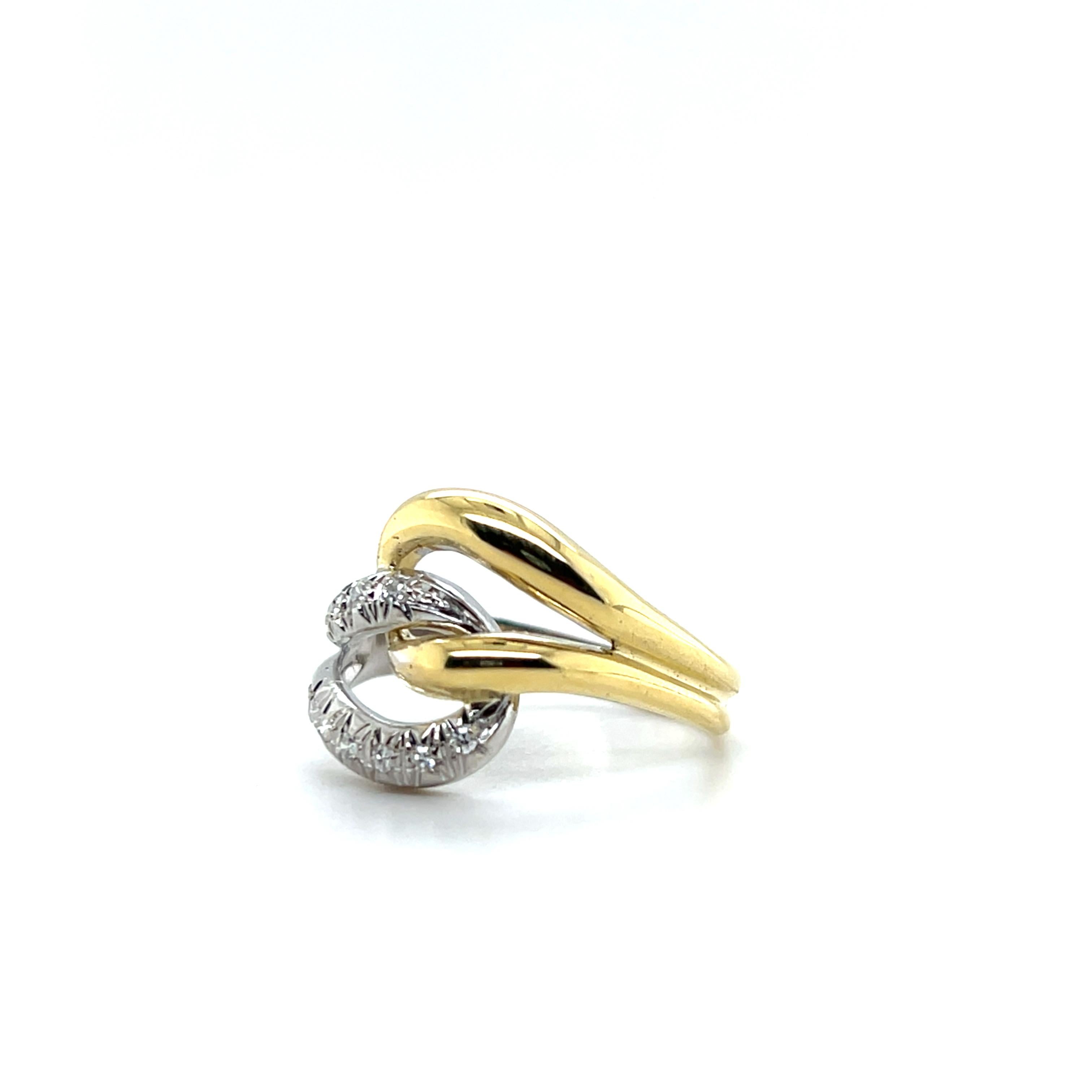 Contemporary Diamond 18k Two Tone Gold Knot Design Ring in vendita 1