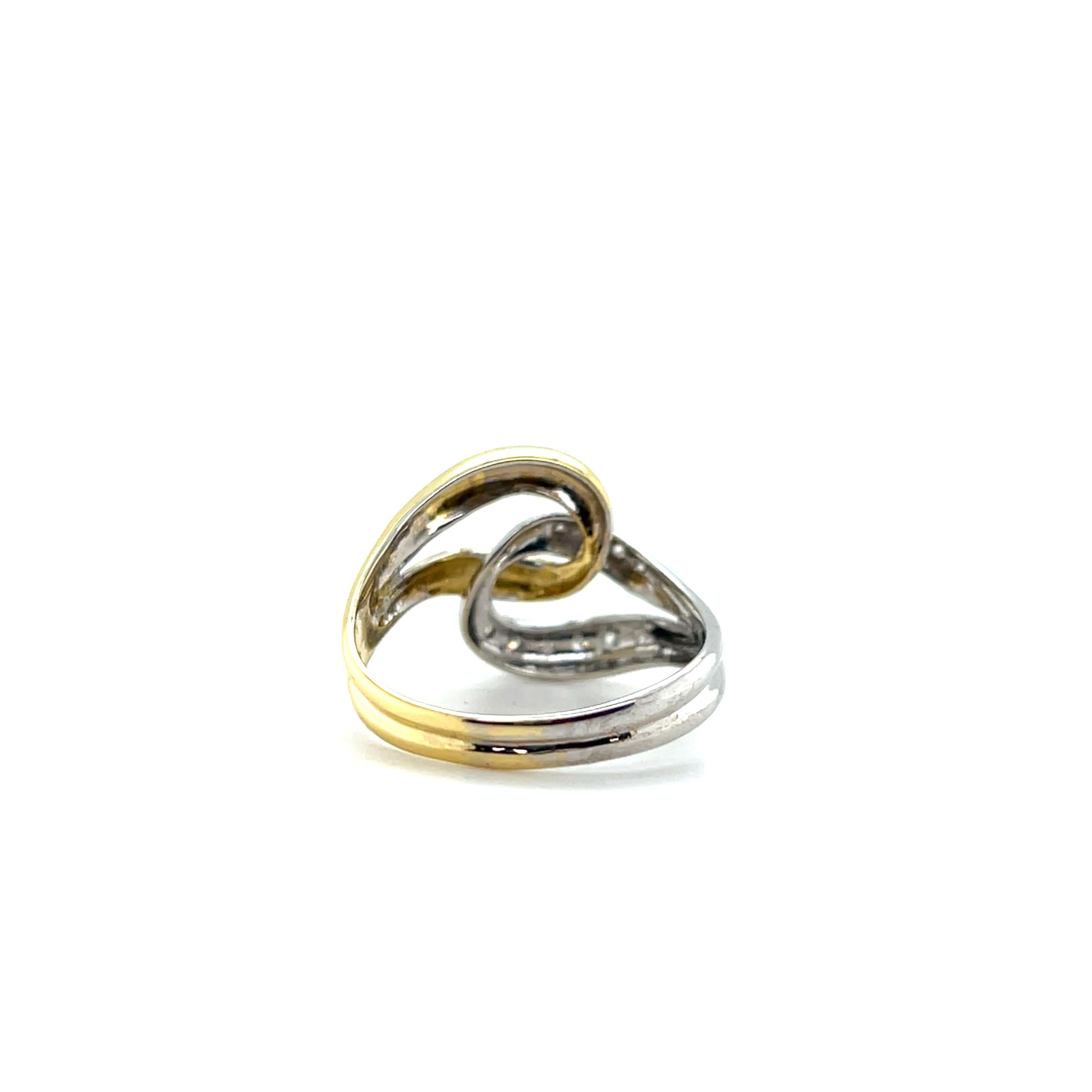 Contemporary Diamond 18k Two Tone Gold Knot Design Ring in vendita 2