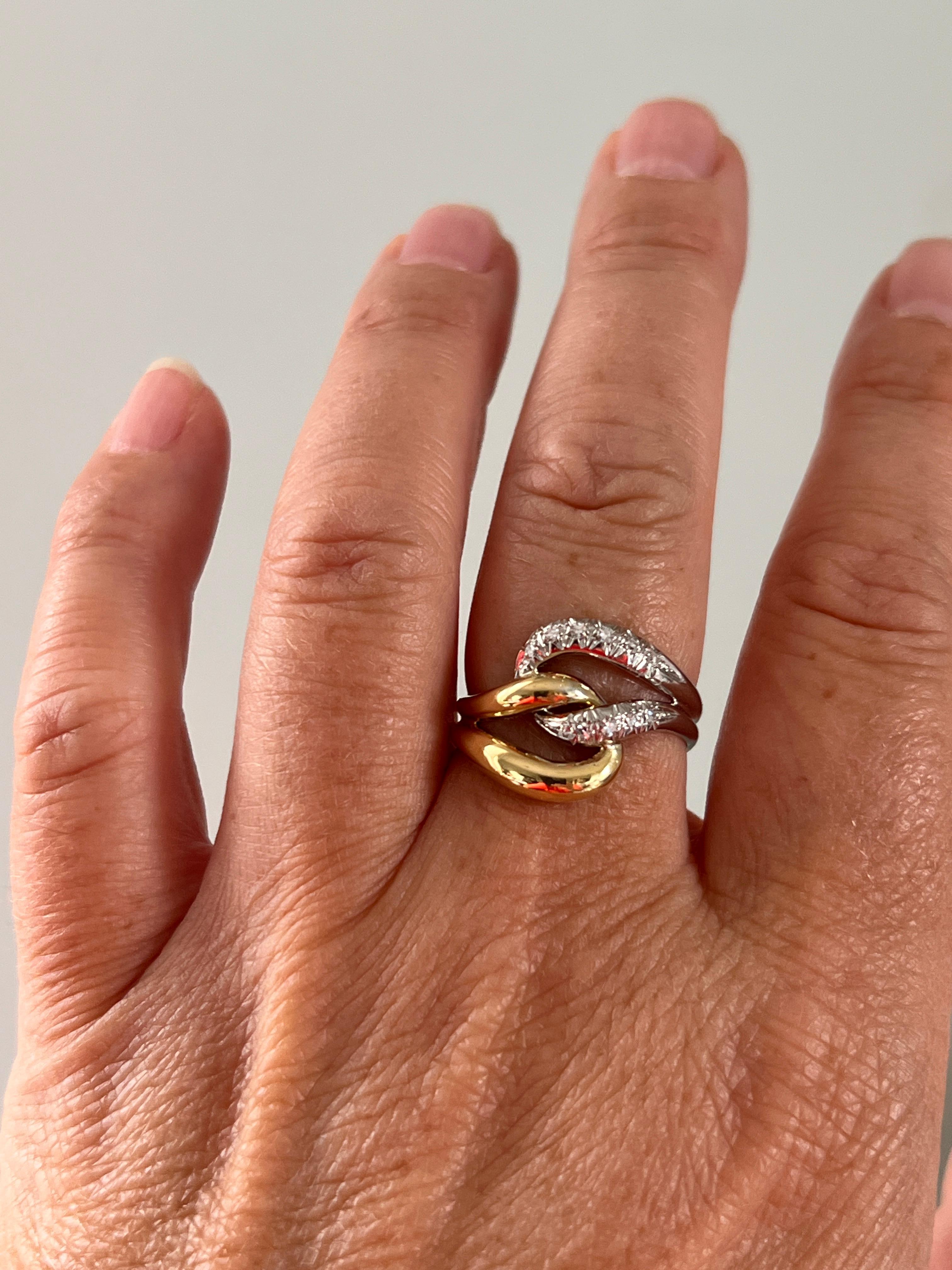 Contemporary Diamond 18k Two Tone Gold Knot Design Ring in vendita 3