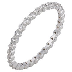 Fede nuziale “eternity” contemporanea in oro bianco 18 carati con diamanti