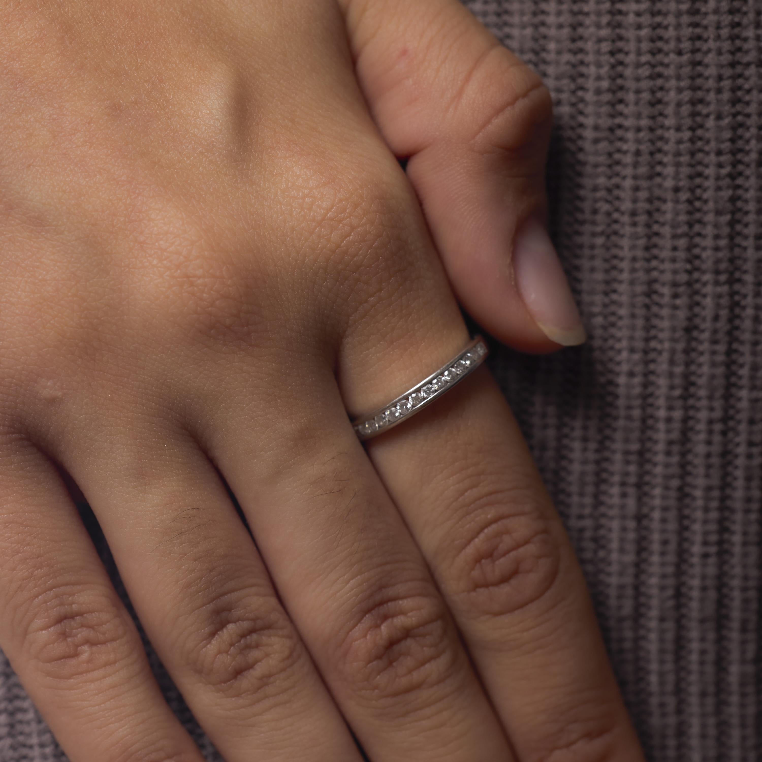 Contemporary diamond 18k yellow gold wedding band In Excellent Condition For Sale In Beverly Hills, CA